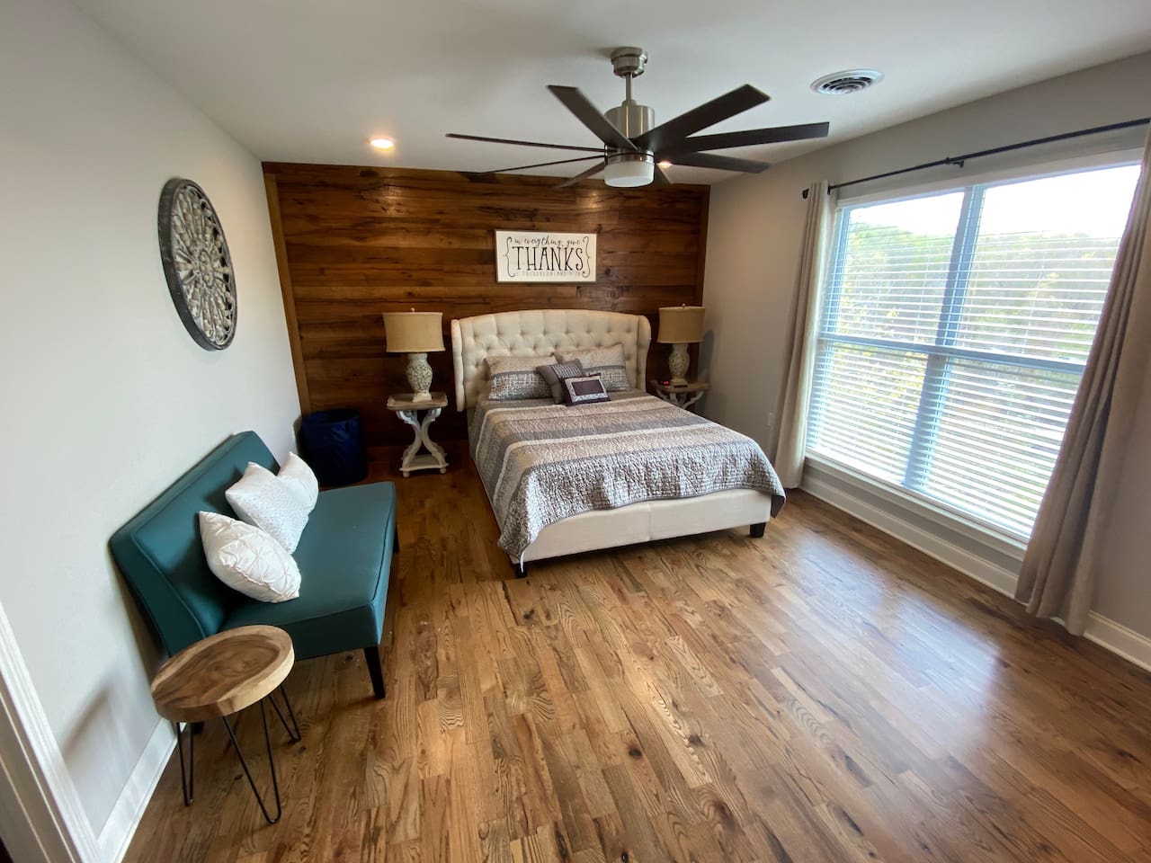 Upstairs queen bedroom w/walk in closet.