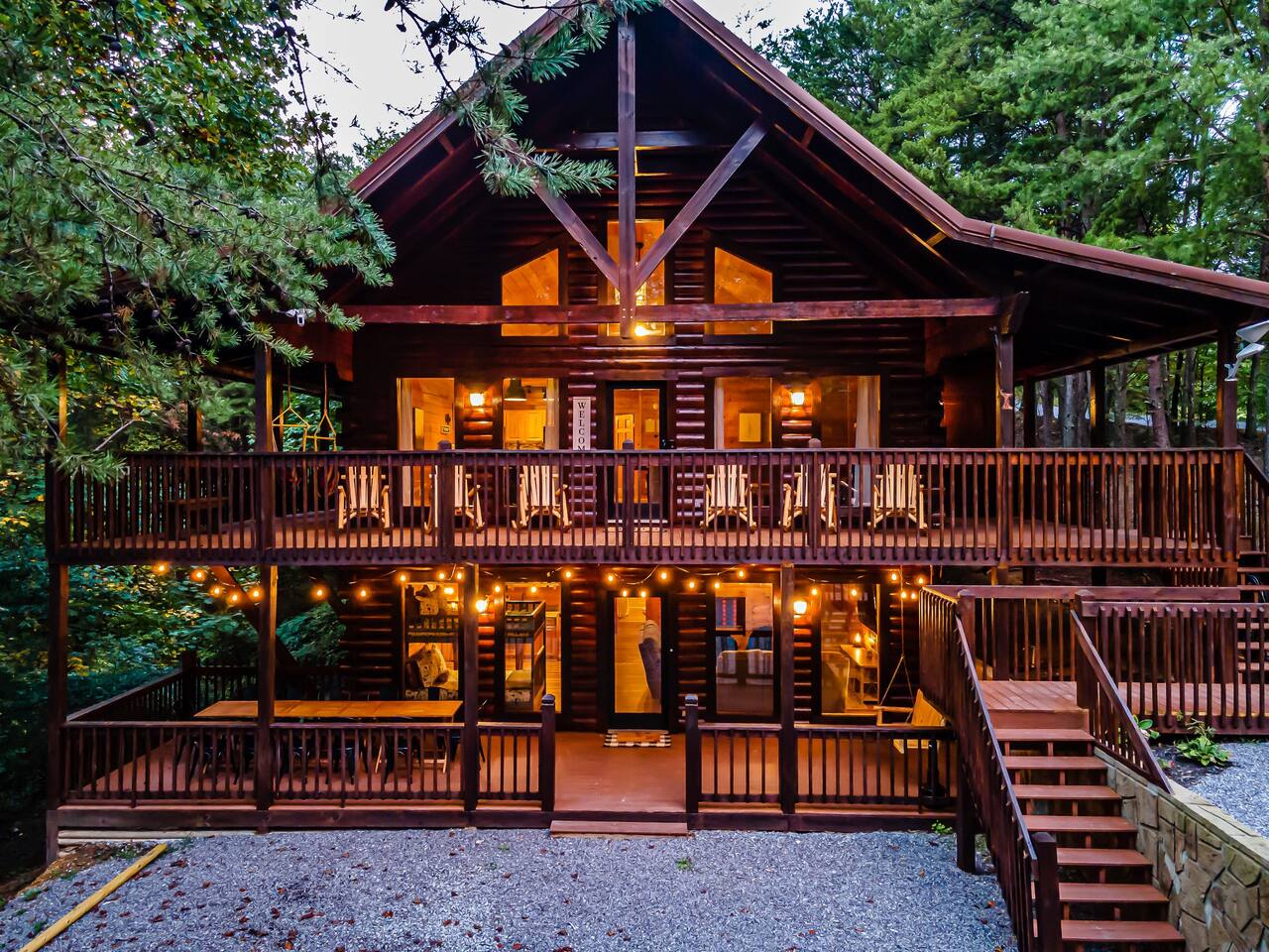 Pine Ridge has 4 bedrooms and can sleep up to 12 people. Located close to Pigeon Forge, Dollywood, The Island and close to the highway to take you to entrance of the The Smoky Mountains National Park for hiking!