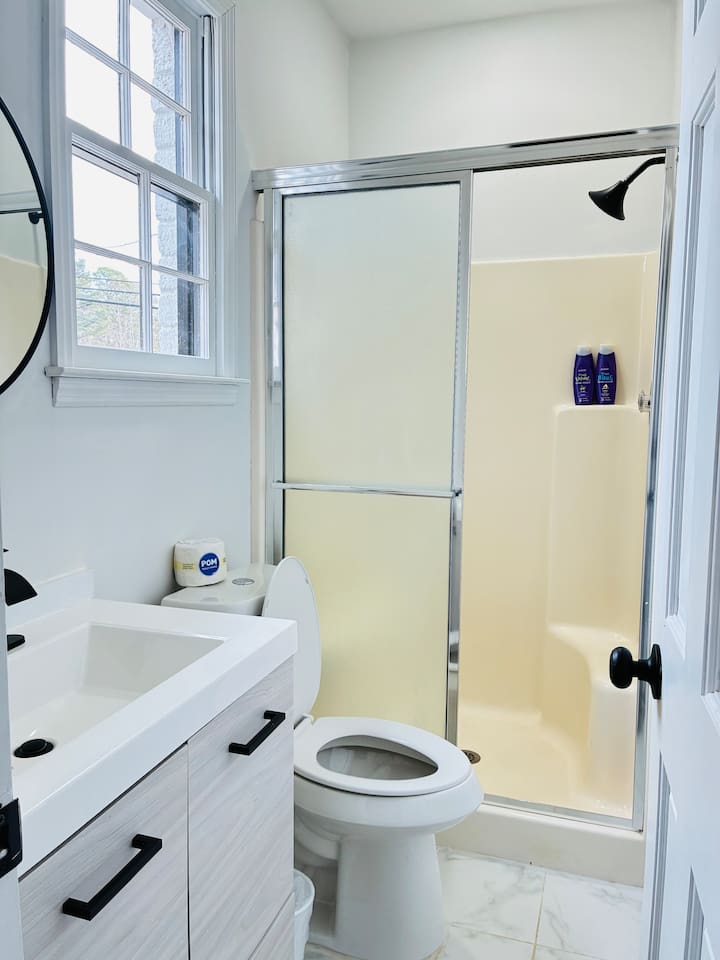 Main Level Cozy Shared Full Bathroom. 