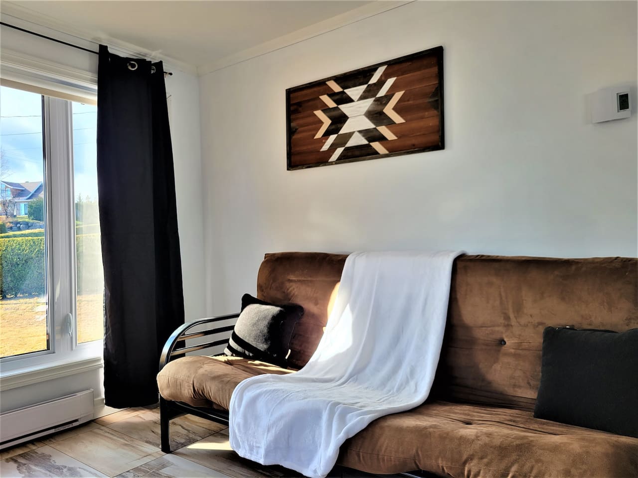 Un futon de disponible dans le salon du rez-de-chaussée.