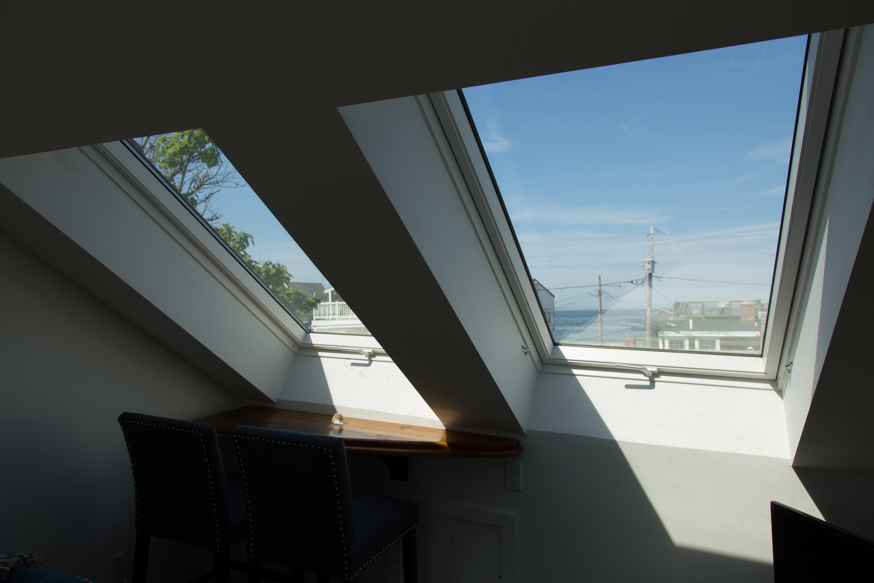 Upper floor Retreat: Stunning ocean views from your intimate workspace await in this sunlit haven!