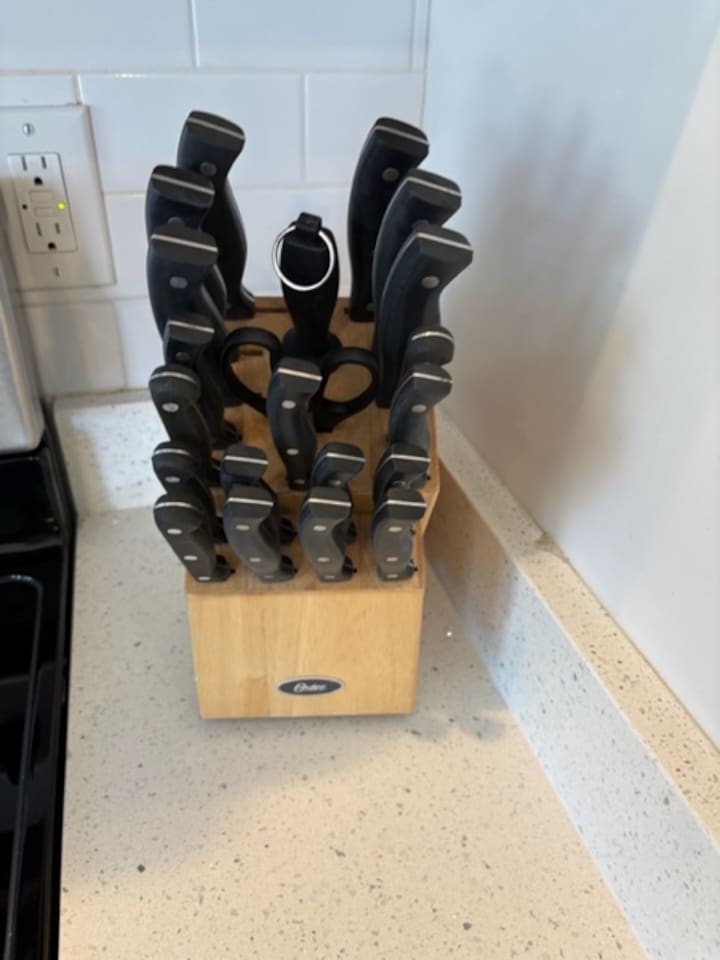 Knife set provided for meal preparation