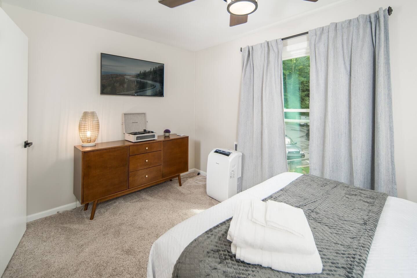Unit 4: Bedroom #2 (Queen) Includes Roku TV (Hulu+, ESPN+, & Disney+)