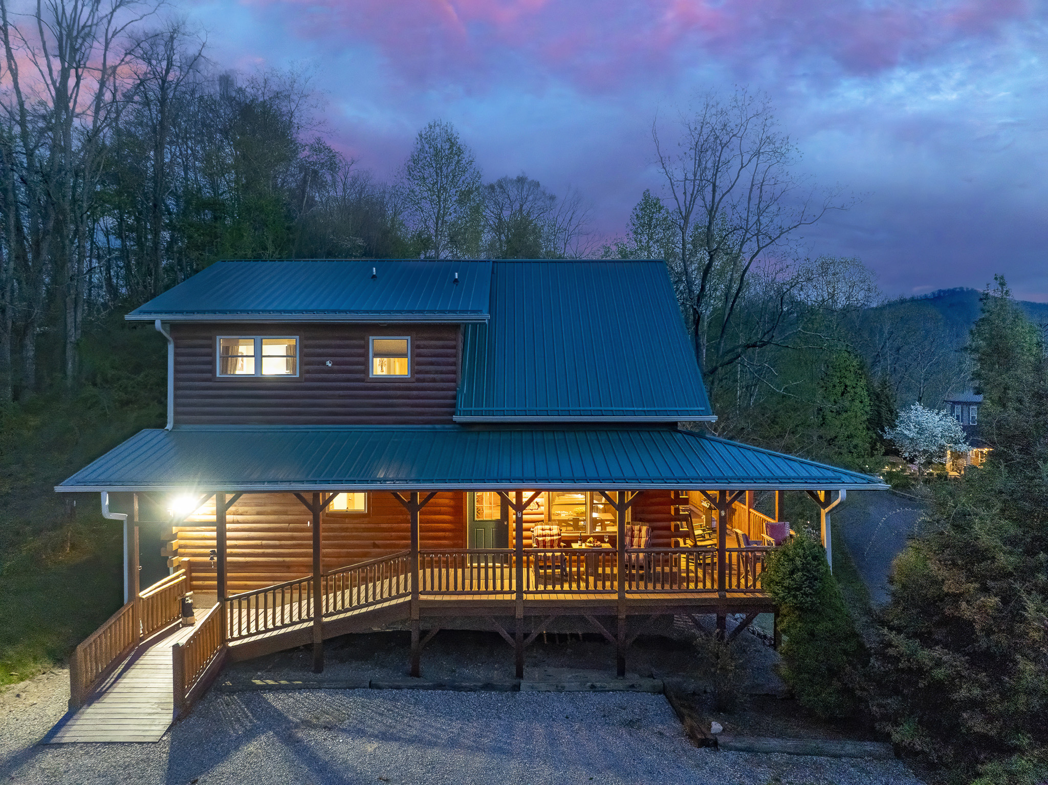 Stunning Exterior: Experience a beautiful log cabin bathed in twilight, perfect for mountain escapes!

