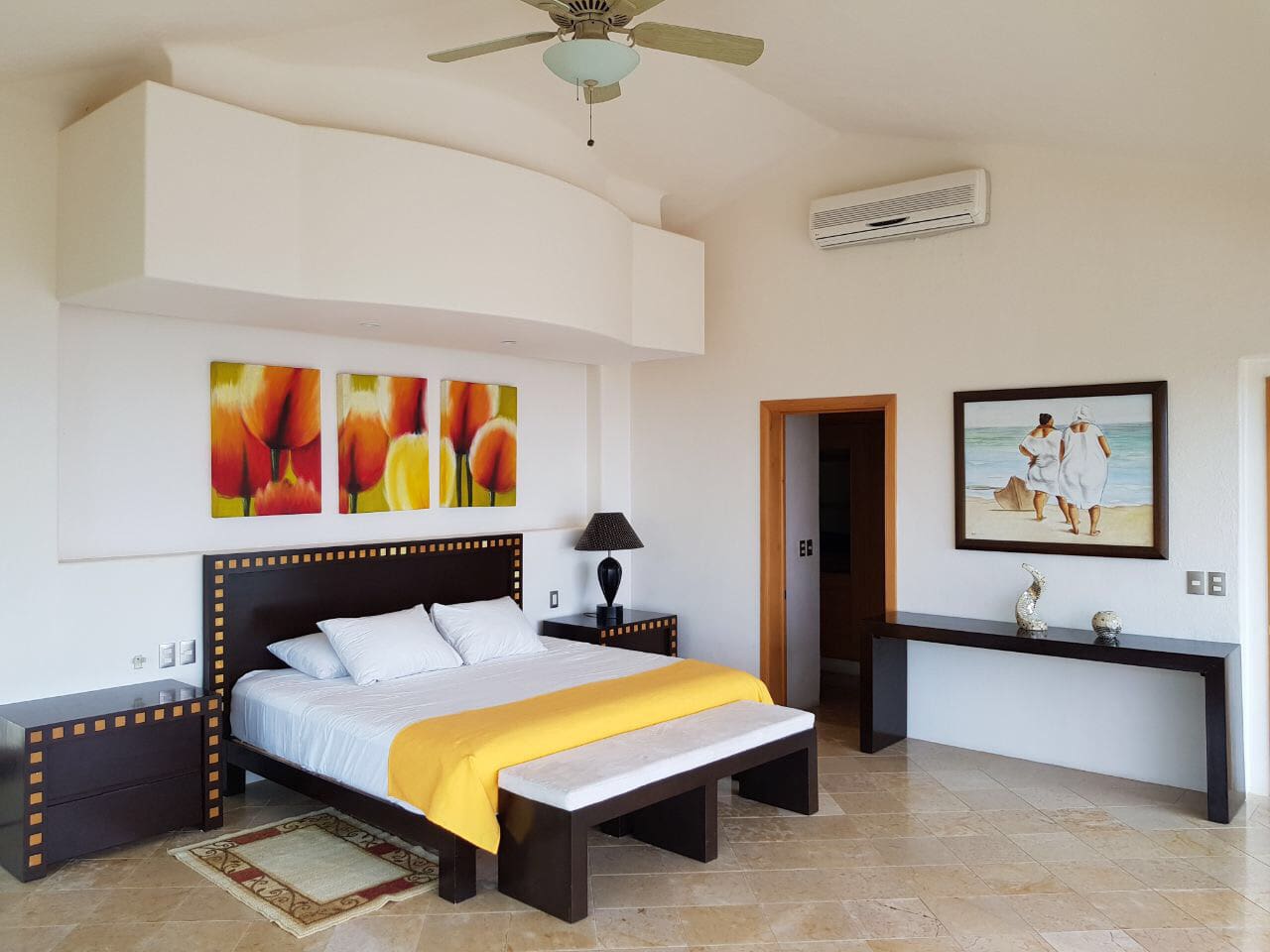 Master Suite II - King Bed Right