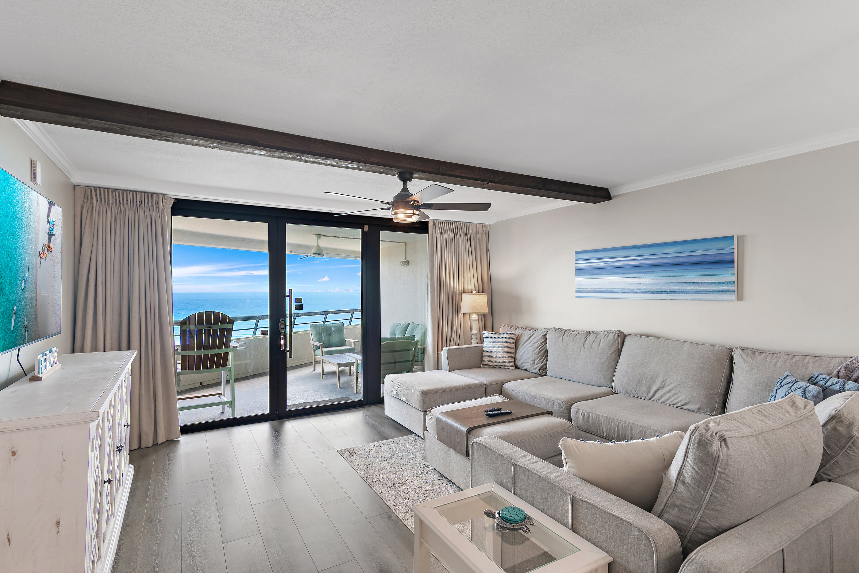 Spacious living area with plenty of seating, Queen sleeper sofa, Gulf views, 65" Smart TV with easy access to Roku, Prime TV, Netflix, and more!