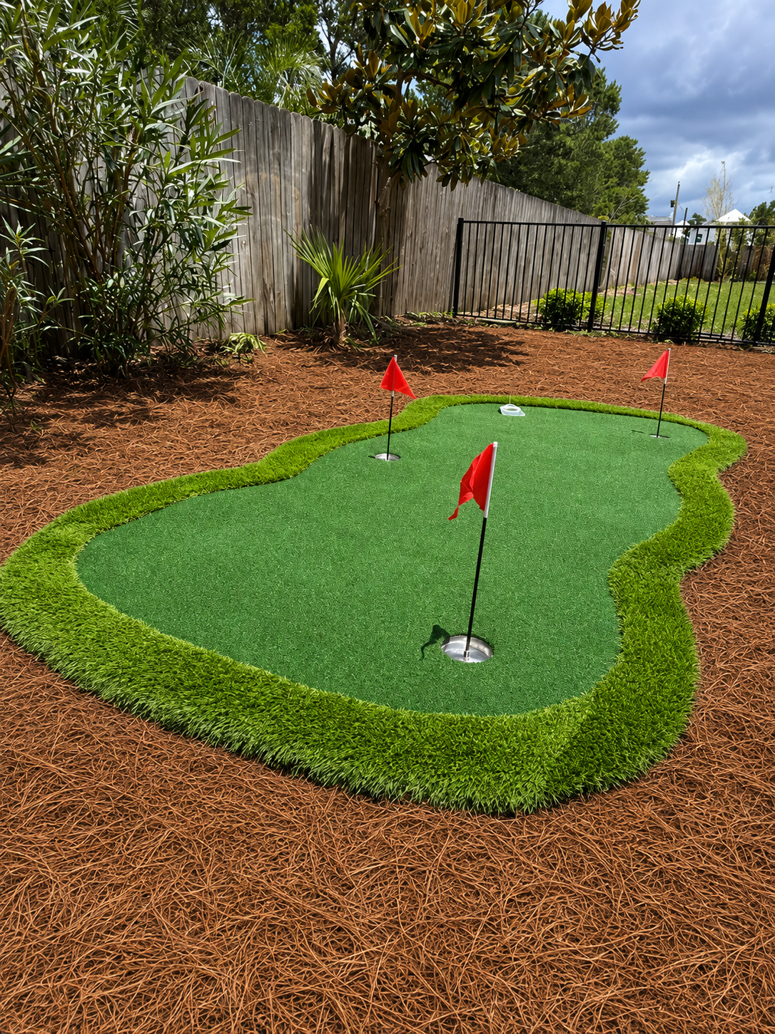 ⛳ Your own backyard putting green — perfect for a little friendly competition between beach days.