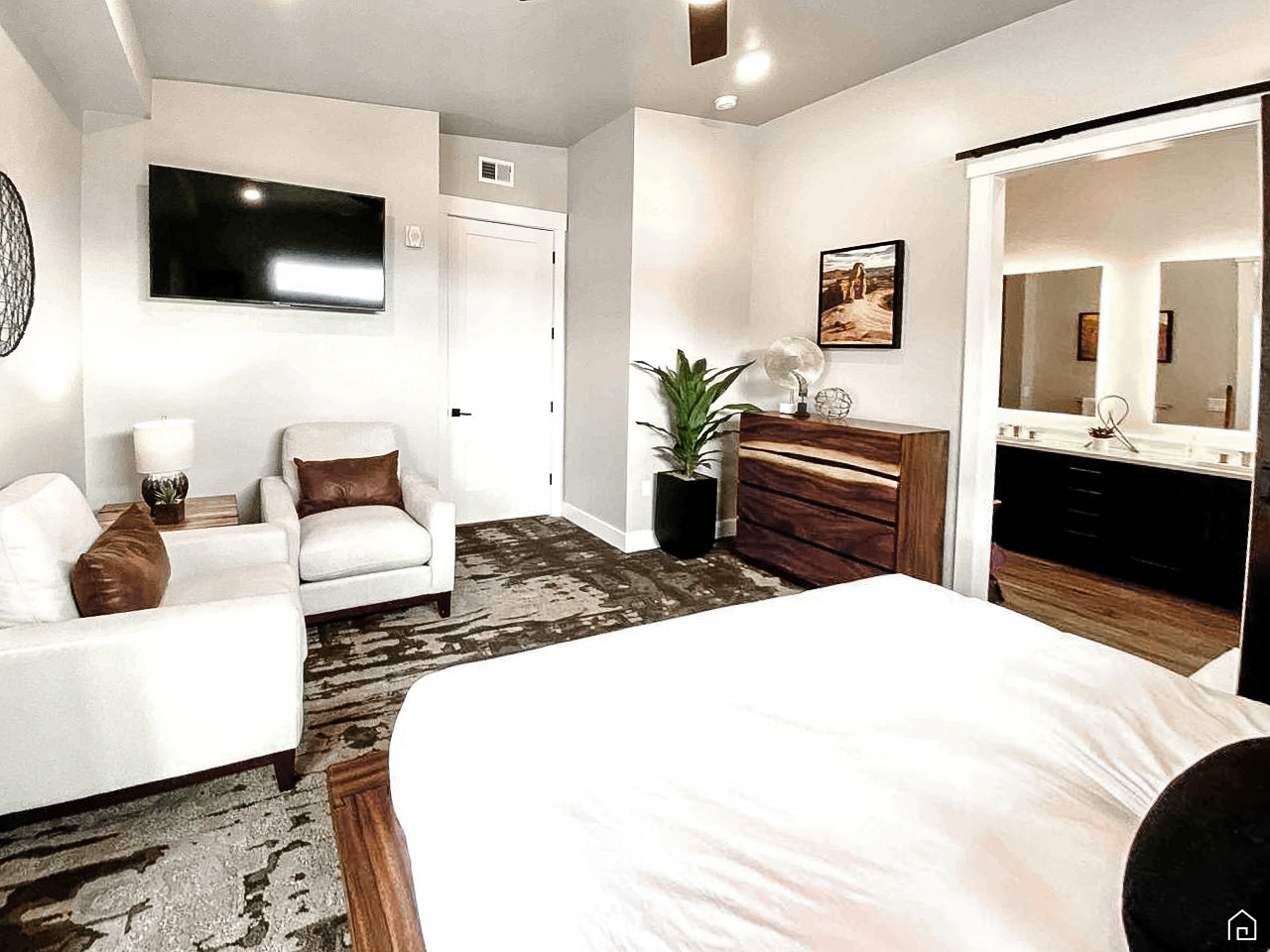 Master bedroom w/ Ensuite Bathroom