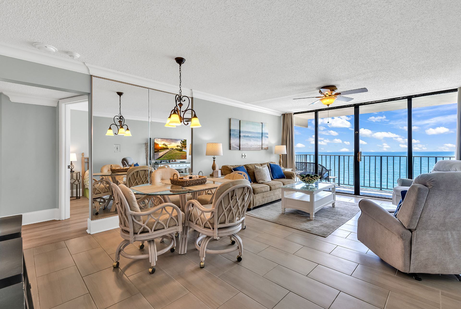 Dining Area seats 4