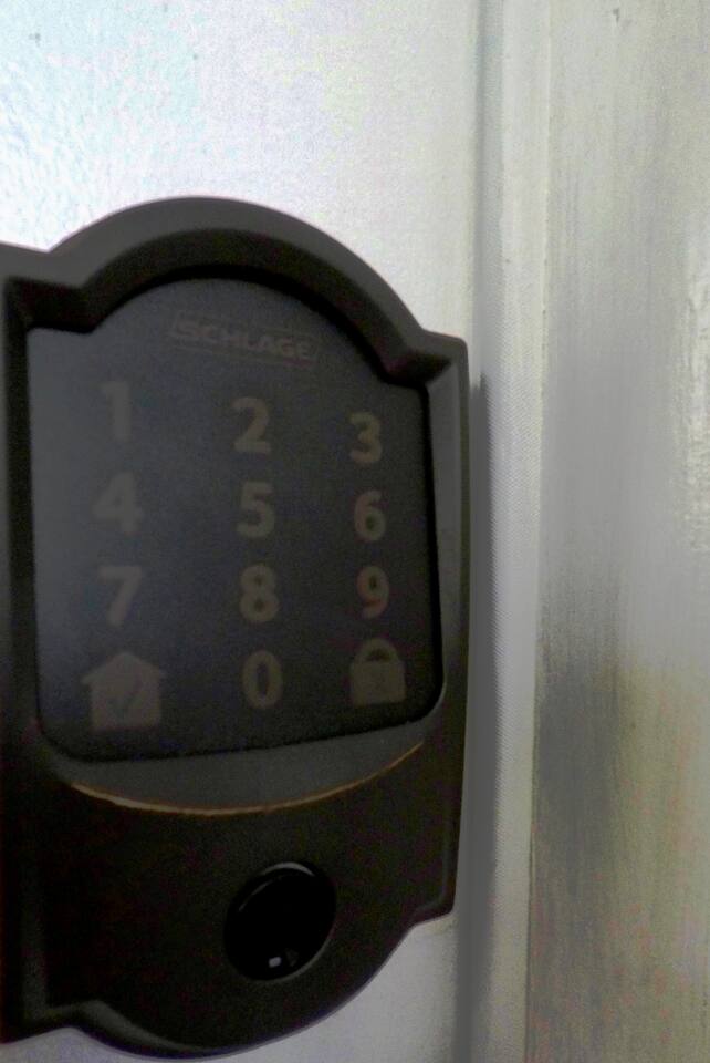 Smartlock for seamless self check-in/checkhout