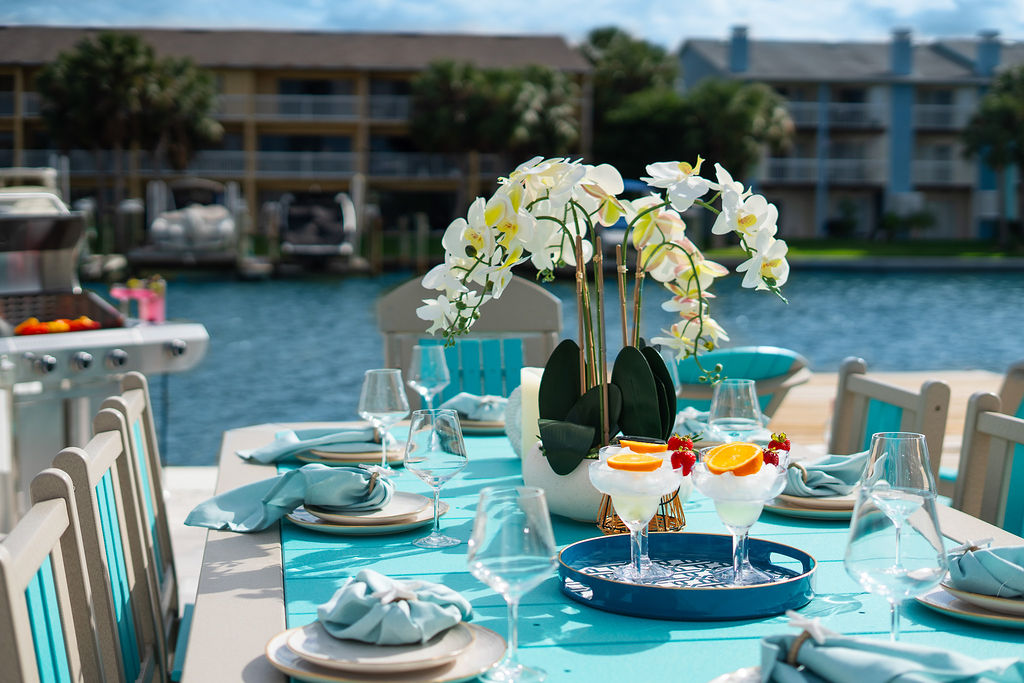 There is plenty of outdoor seating for seaside dining.