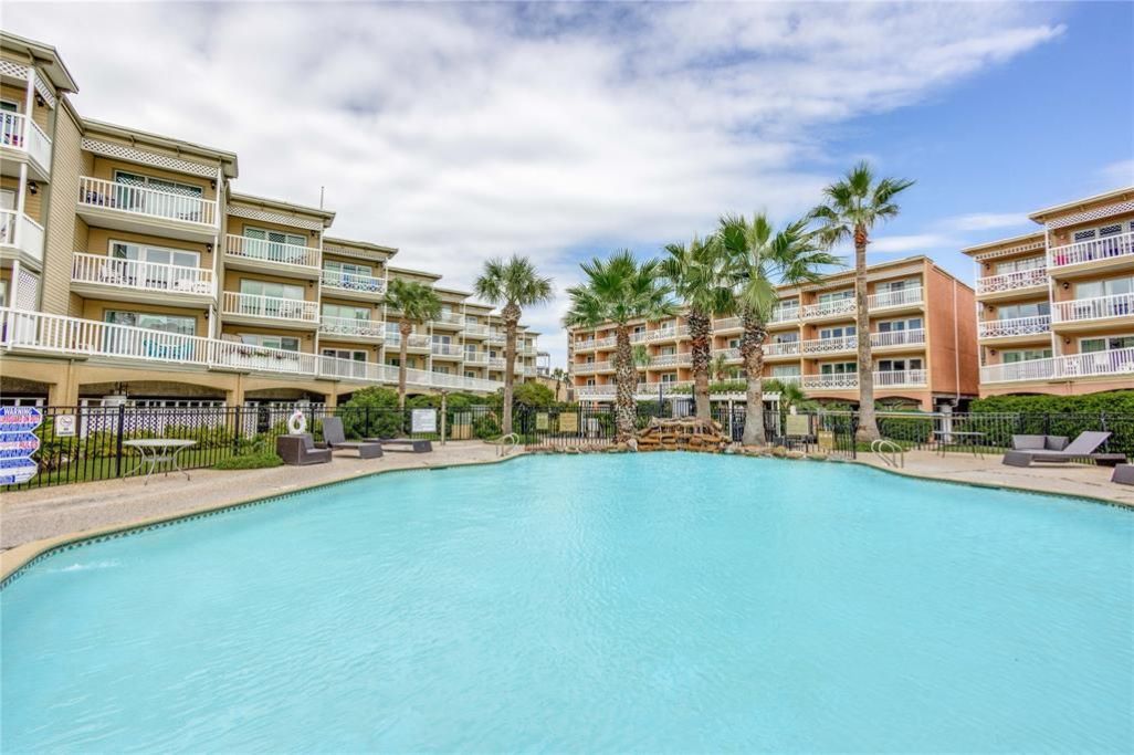 The deeper of the two - plenty of seating surround both pools