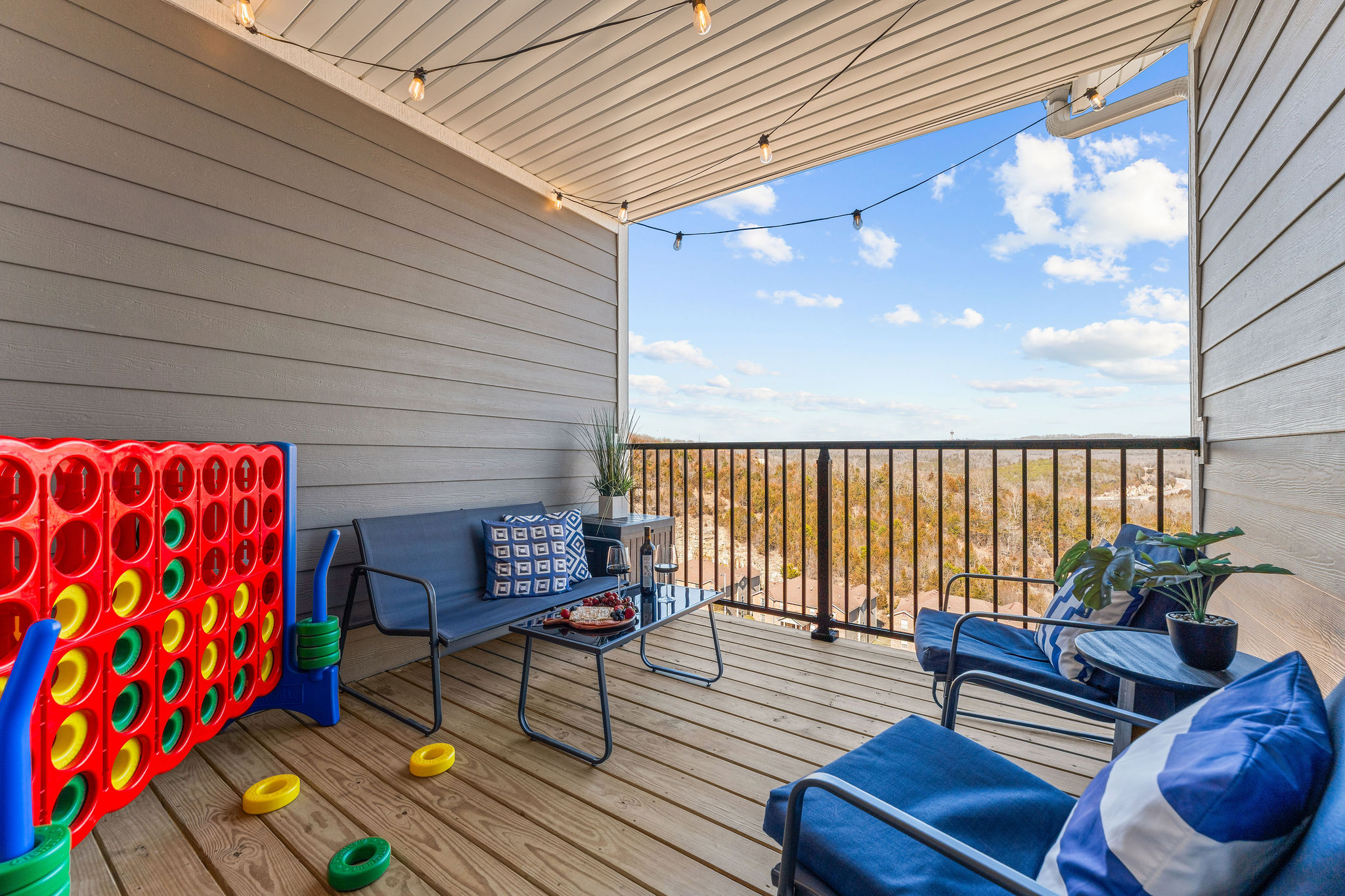 Private balcony overlooking the Ozark mountains and Shepherd of the Hills