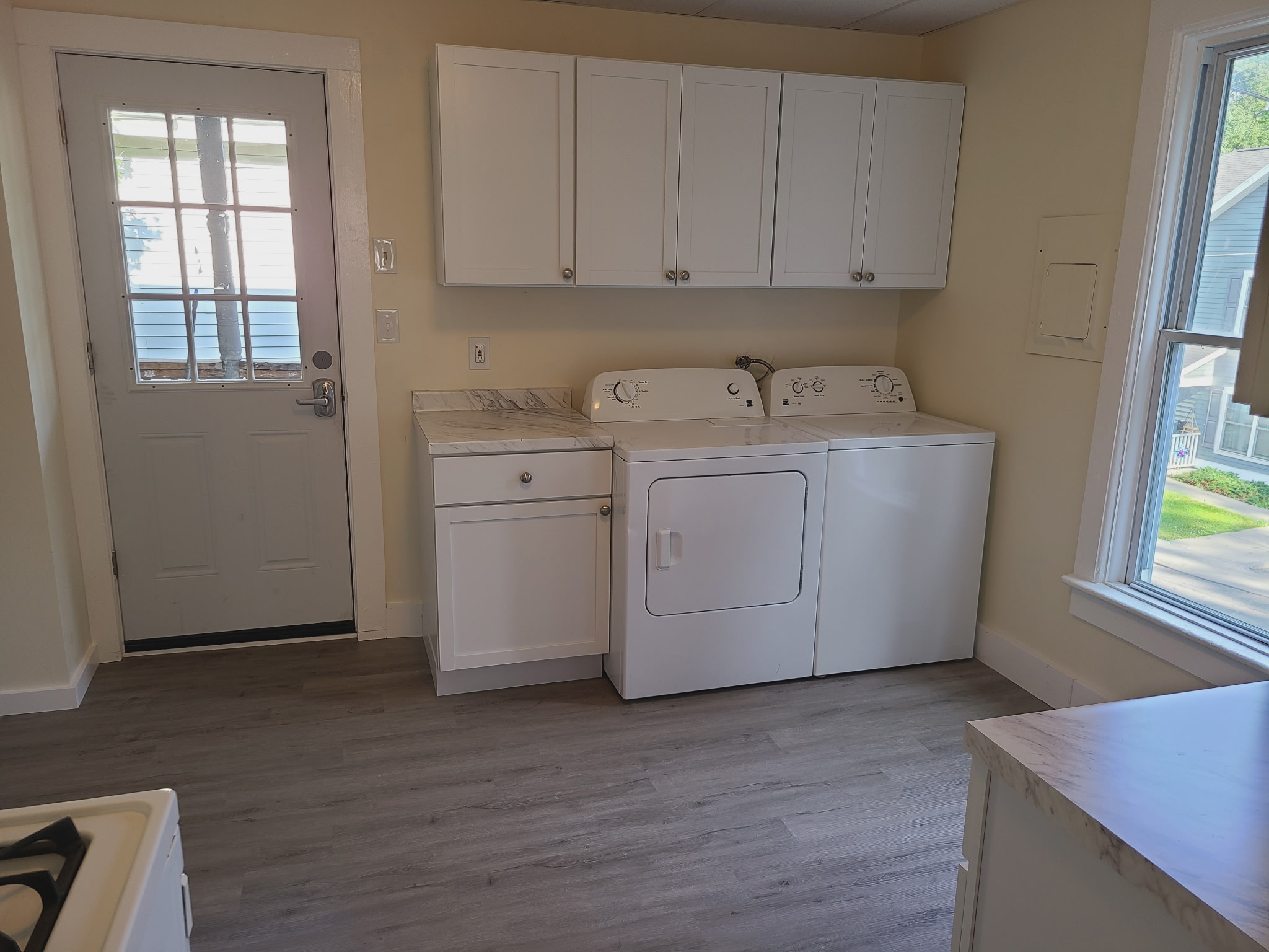 Kitchen with Washer/Dryer