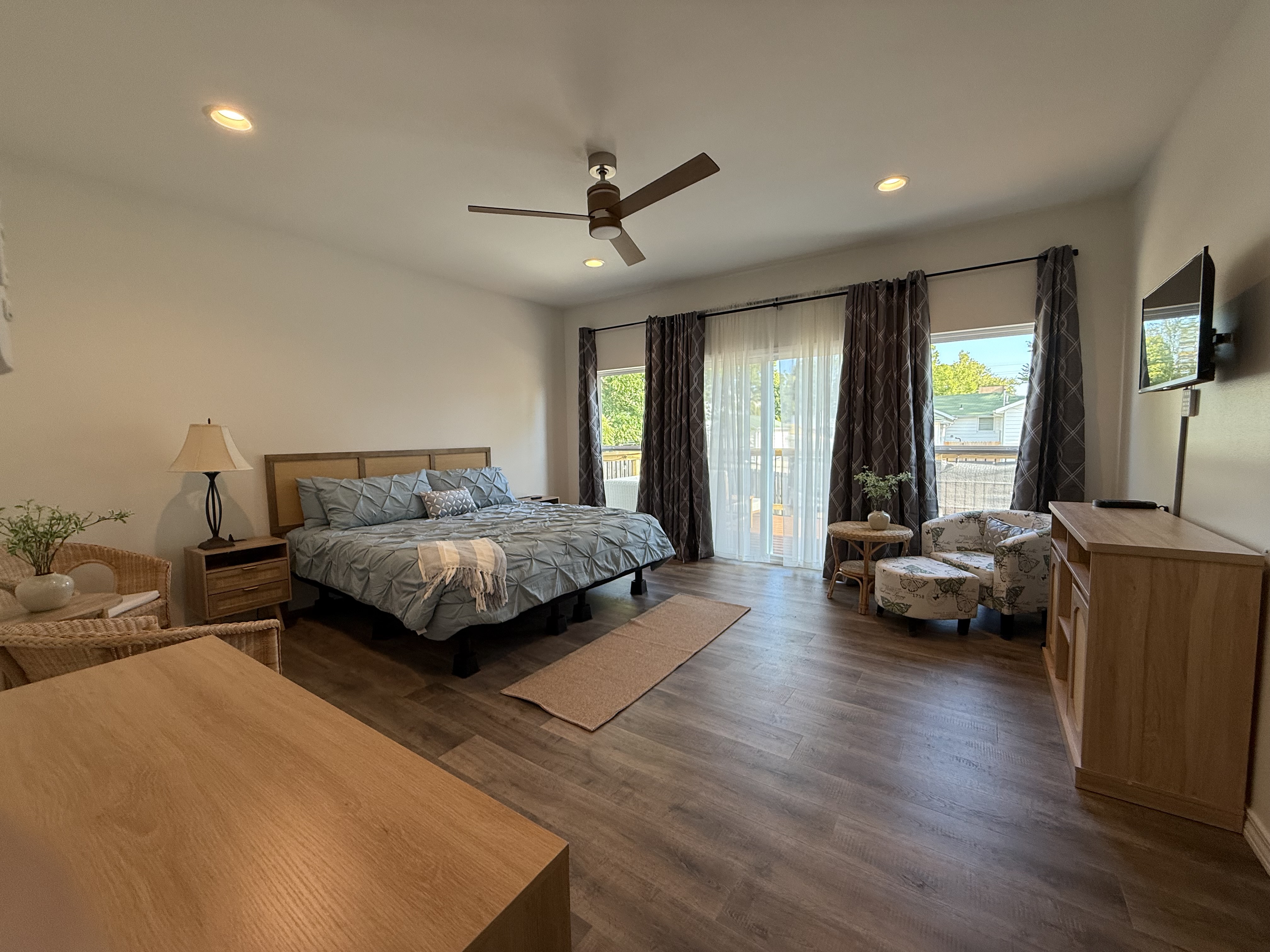 Huge Master Bedroom with walk in closet ad en-suite bathroom