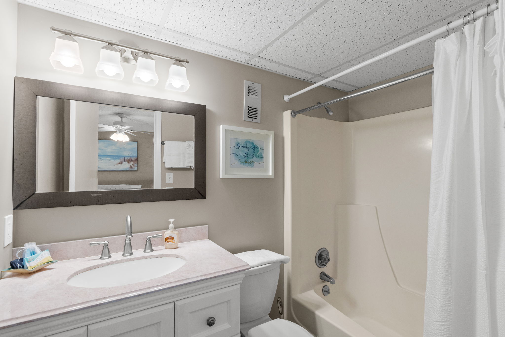 Bedroom 2 Ensuite Bathroom with Tub/Shower Combo