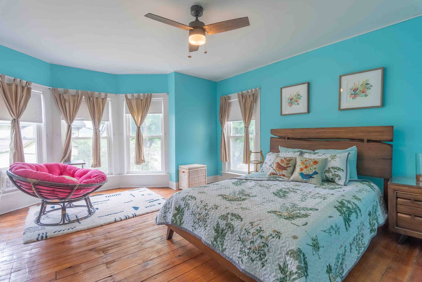 Queen bed. Upstairs bedroom