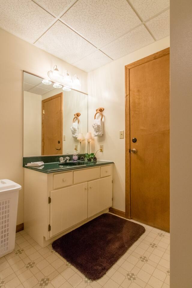 The other section of the bathroom.