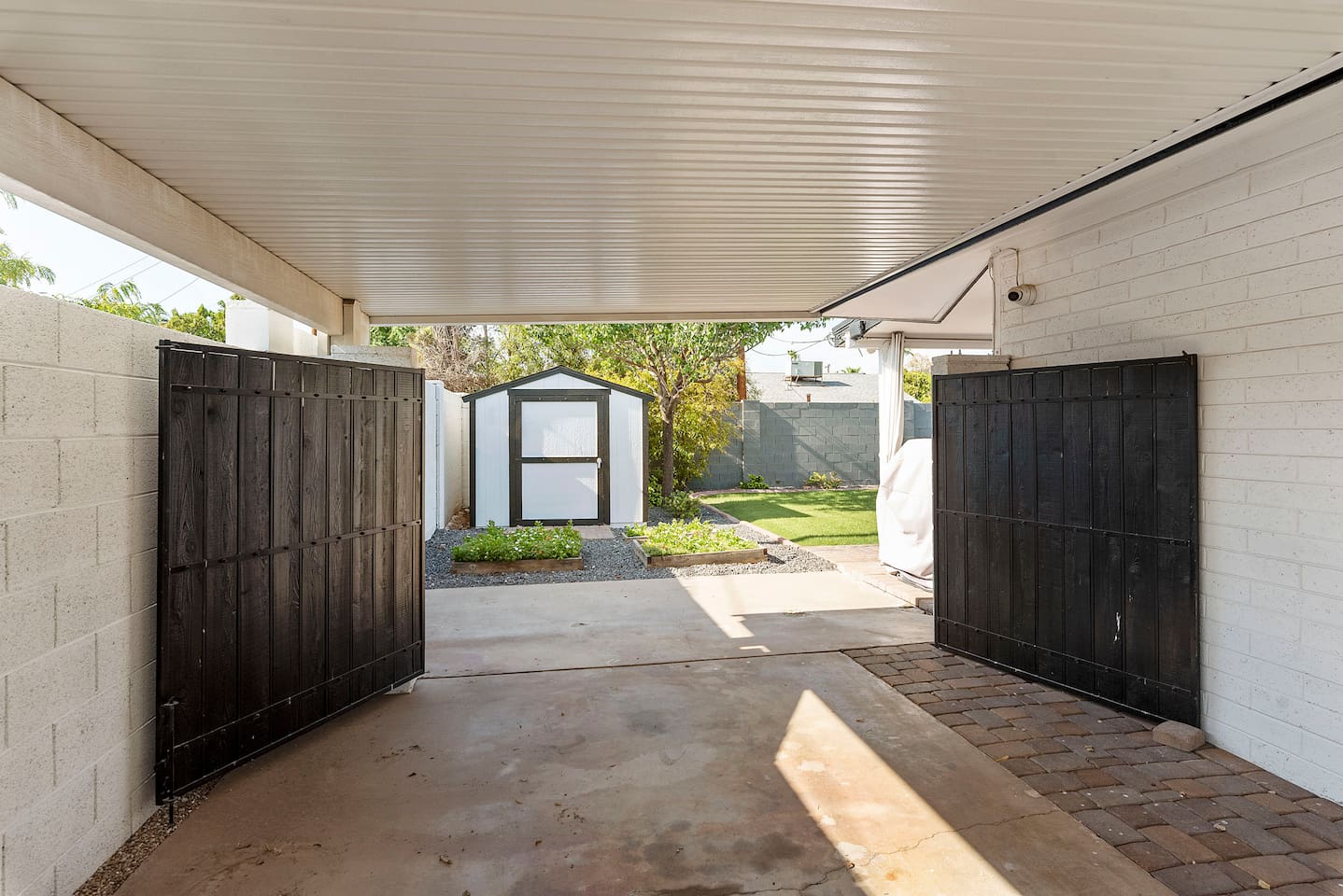 Carport that can accommodate 2 cars
