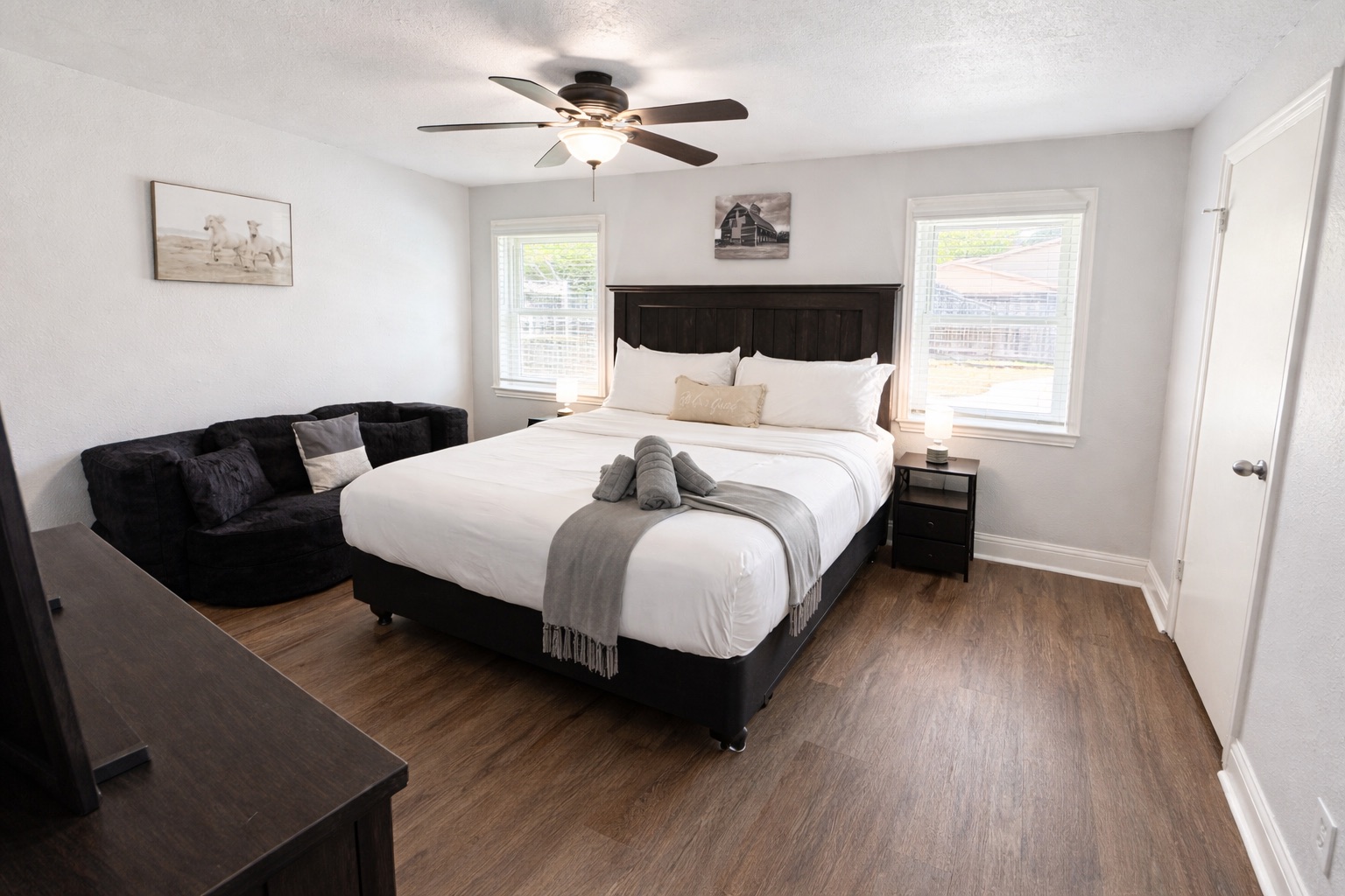 Cozy King Suite w/ Smart TV, Double Sleeper & En-Suite