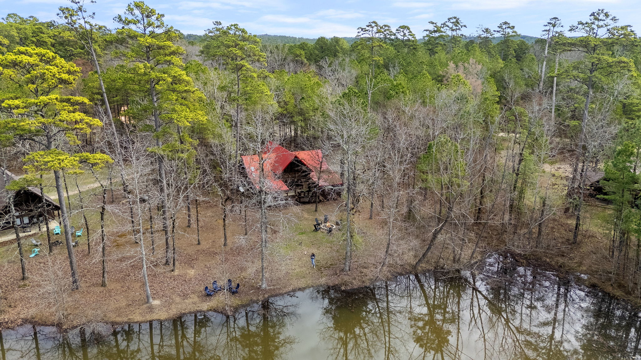 Exterior Retreat:
A woodland haven that whispers “stay a little longer.” Rustic elegance meets nature’s majesty, perfect for unplugging without sacrificing comfort. 🌲