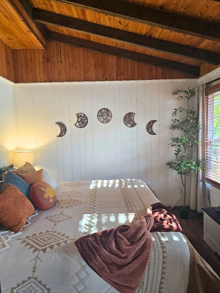 Granary‑house‑bedroom‑wood‑beams‑plant