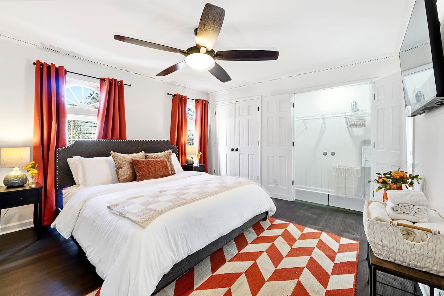 Conveniently located left of the glass front entry, this cozy bedroom offers a king bed and features a smart TV. This room includes 2 full-size towels, 2 hand towels, and 2 washcloths provided for your comfort.