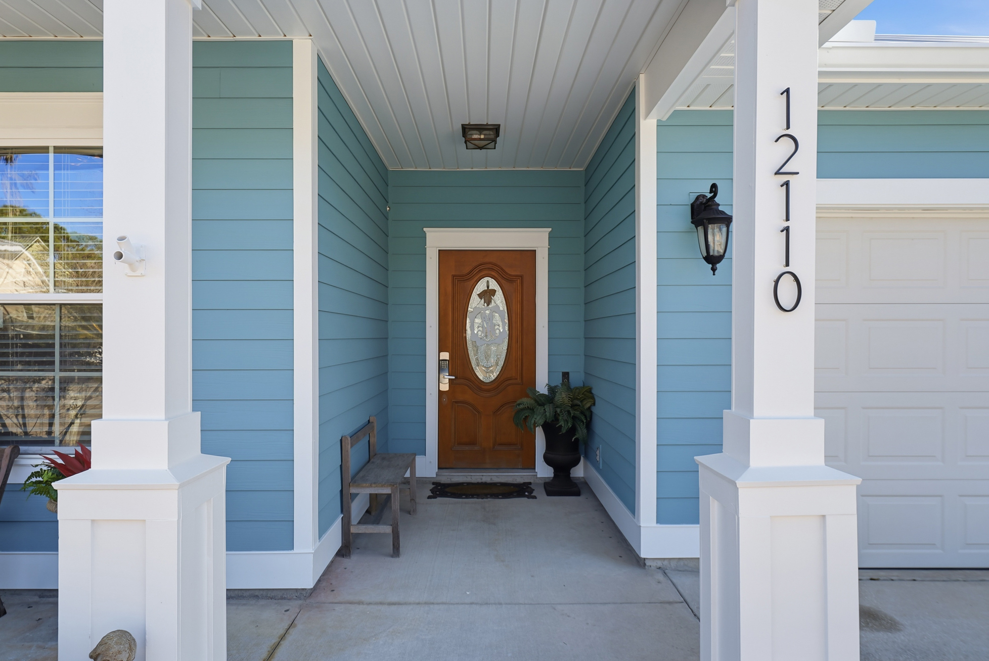 Bright entryway opens into a comfortable, family-friendly Panama City Beach retreat.