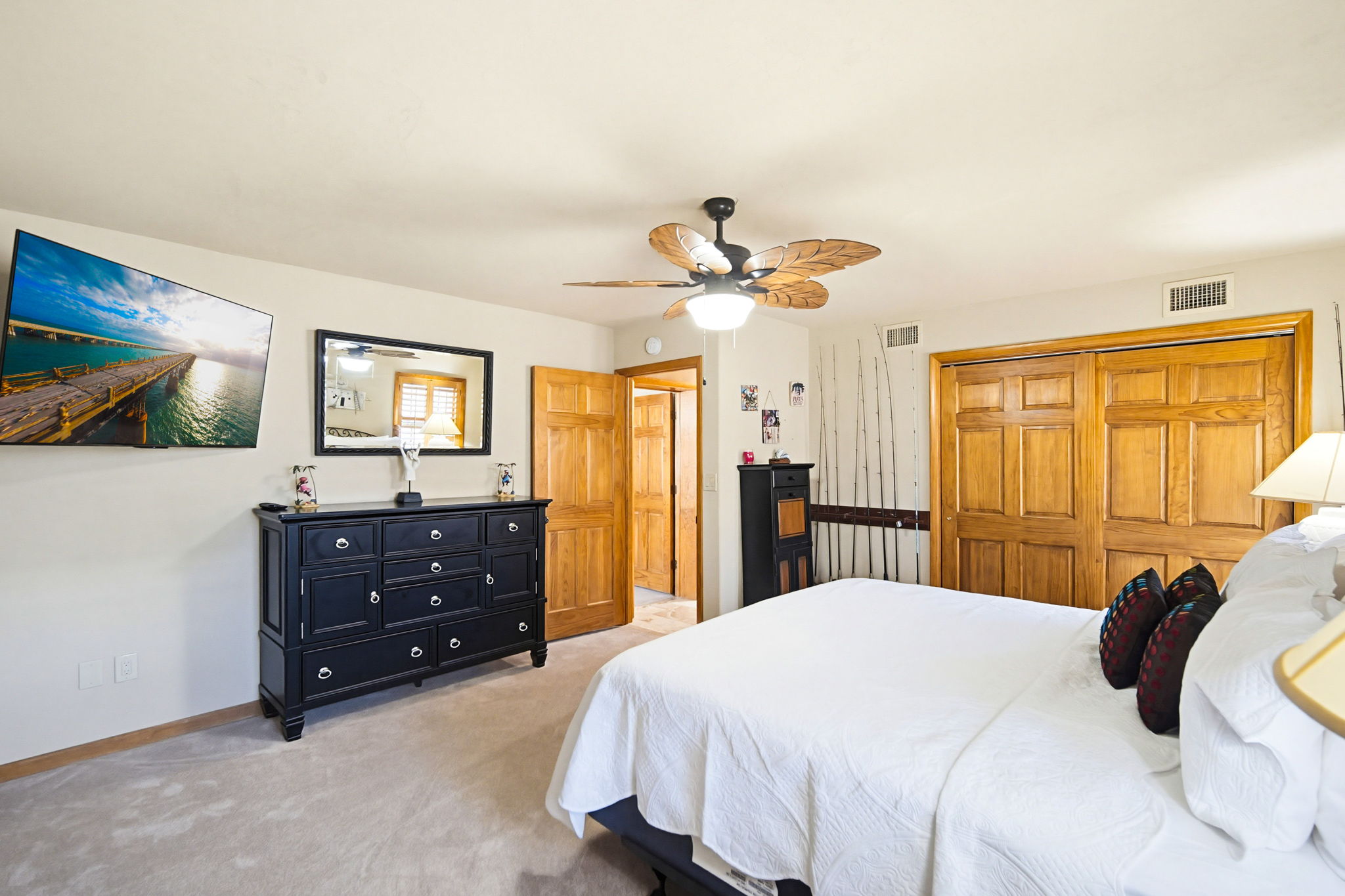 A fourth bedroom, with a King size bed and a 55" TV.