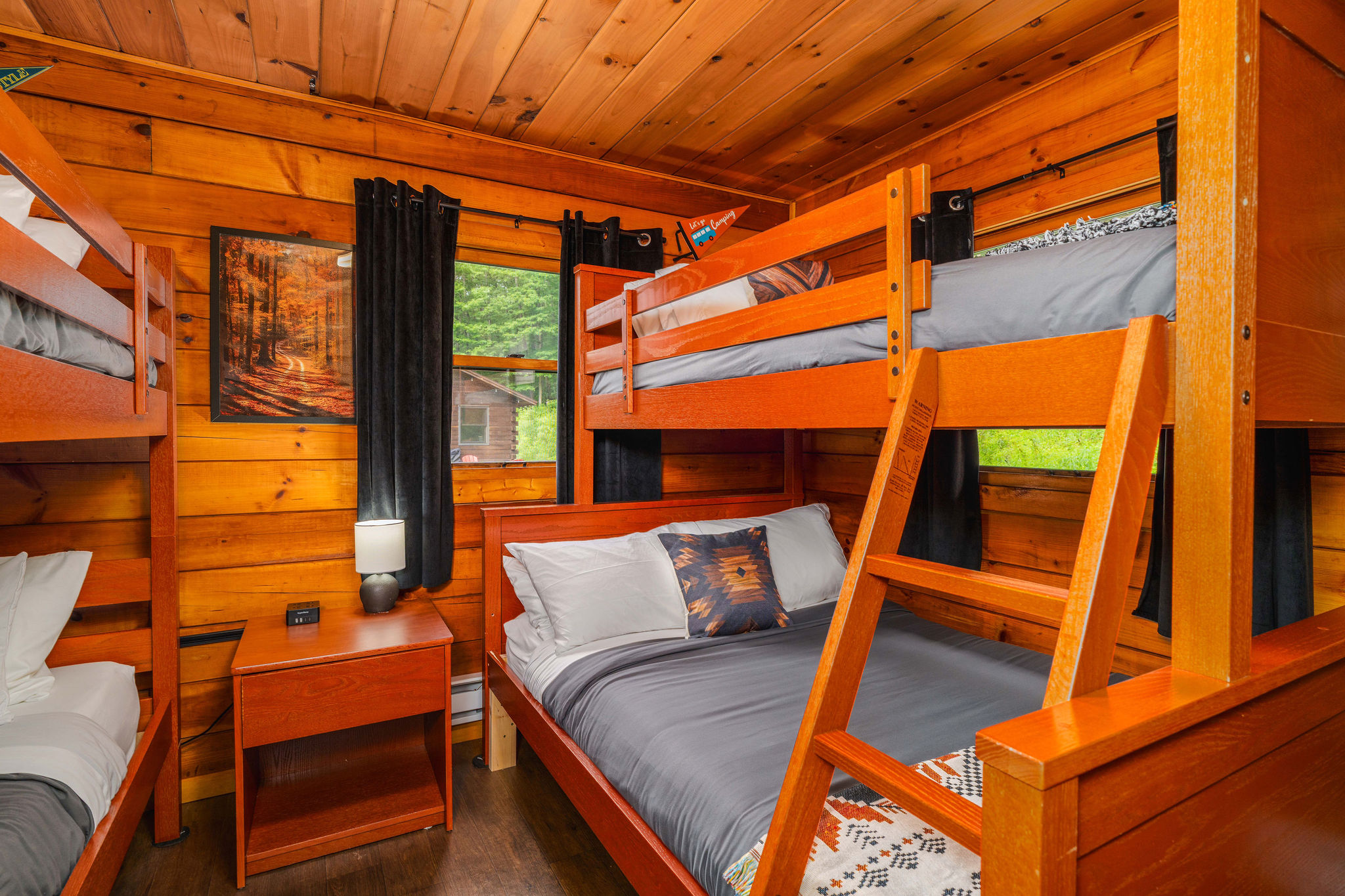 🛏 Guest bunk room — Twin-over-Full + Twin-over-Twin bunks (sleeps 5 — perfect for kids or an extra crew)