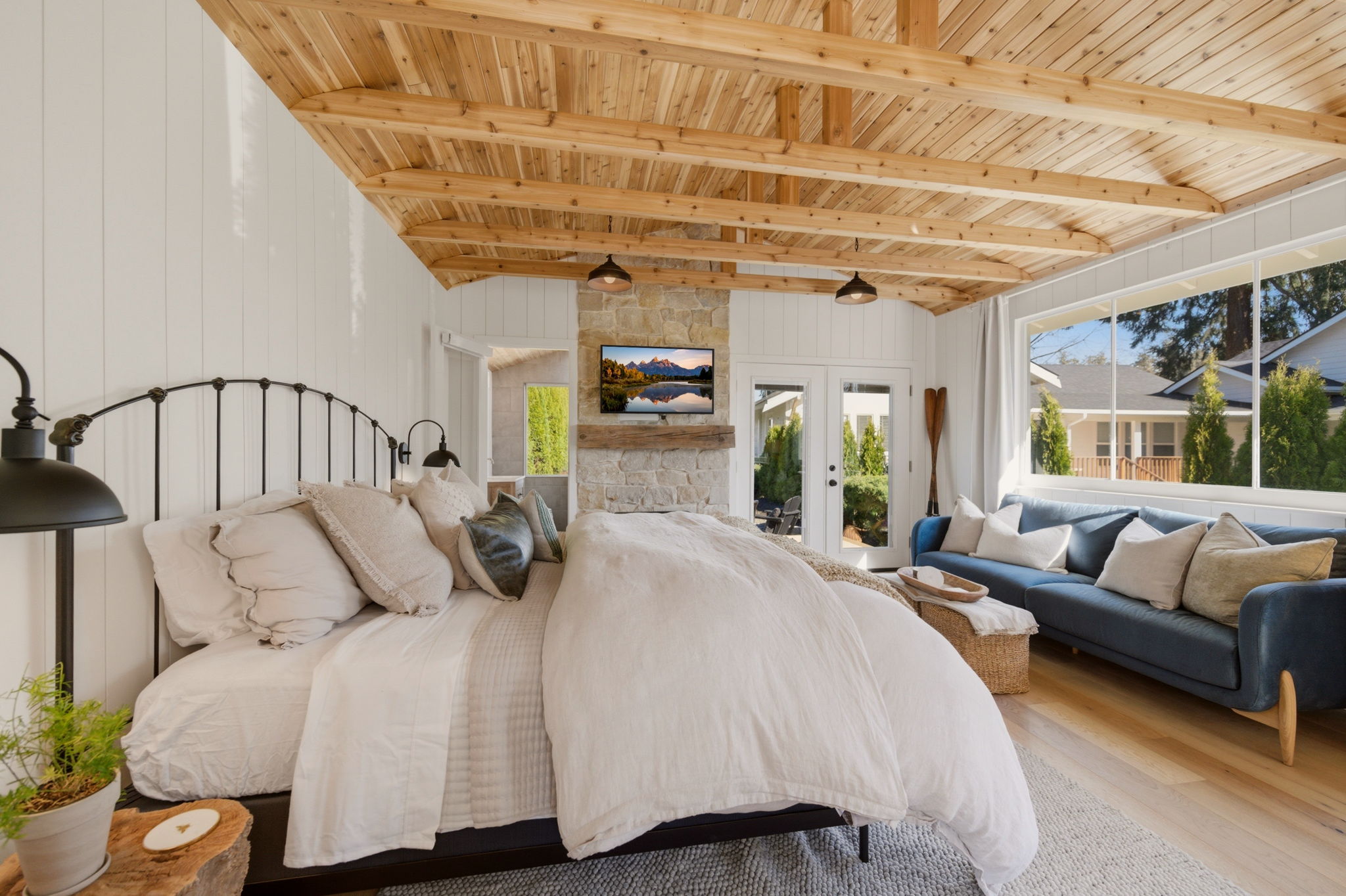 Designed for truly restorative sleep, Little Leaf’s premium wrought iron king bed is layered with cooling eucalyptus linens, a plush down comforter, and a curated pillow menu—creating a sleep experience you won’t want to leave.