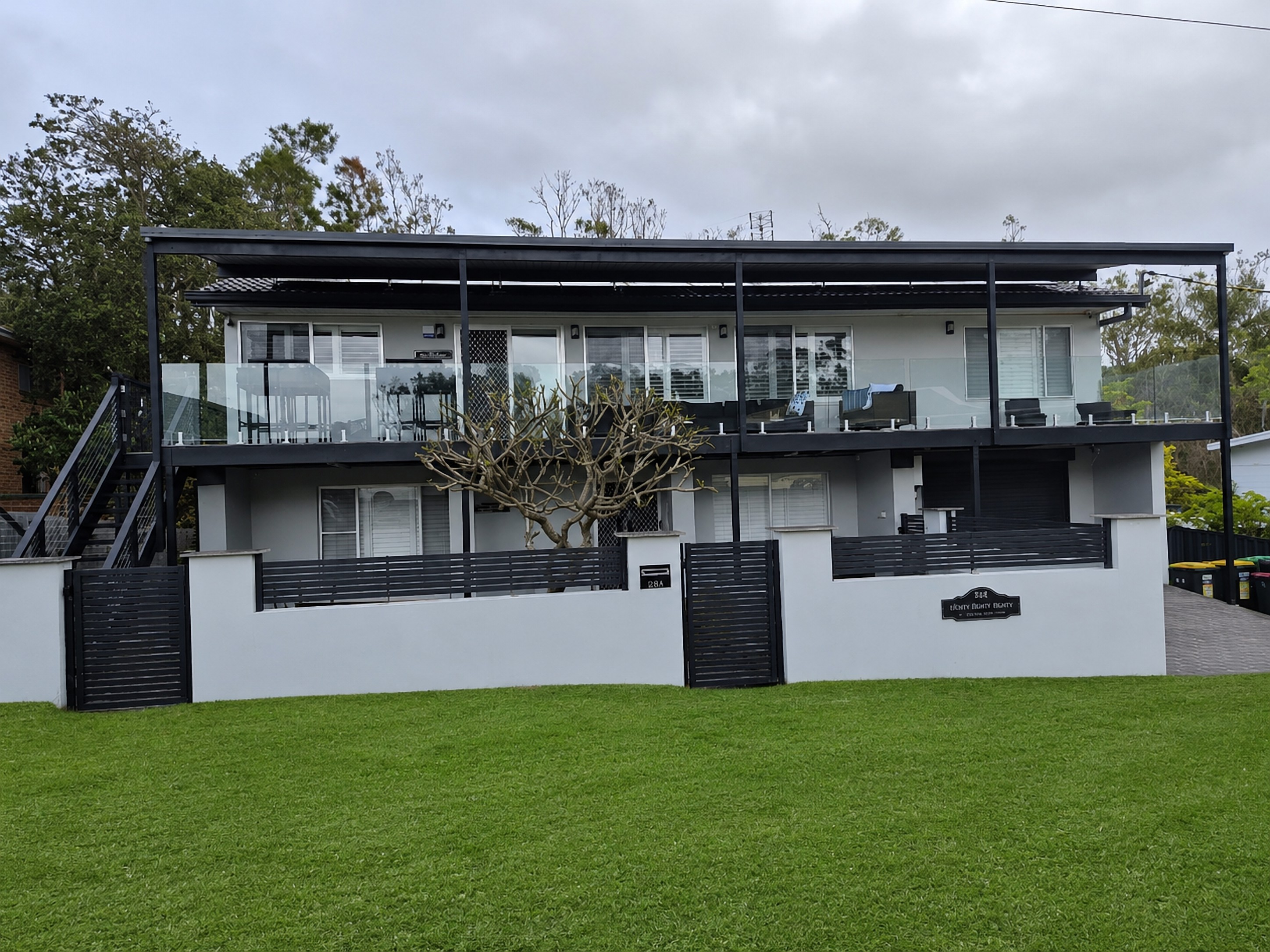 SKYES BEACH HOUSE | spas | sauna | arcade machines holiday home in Malua Bay
