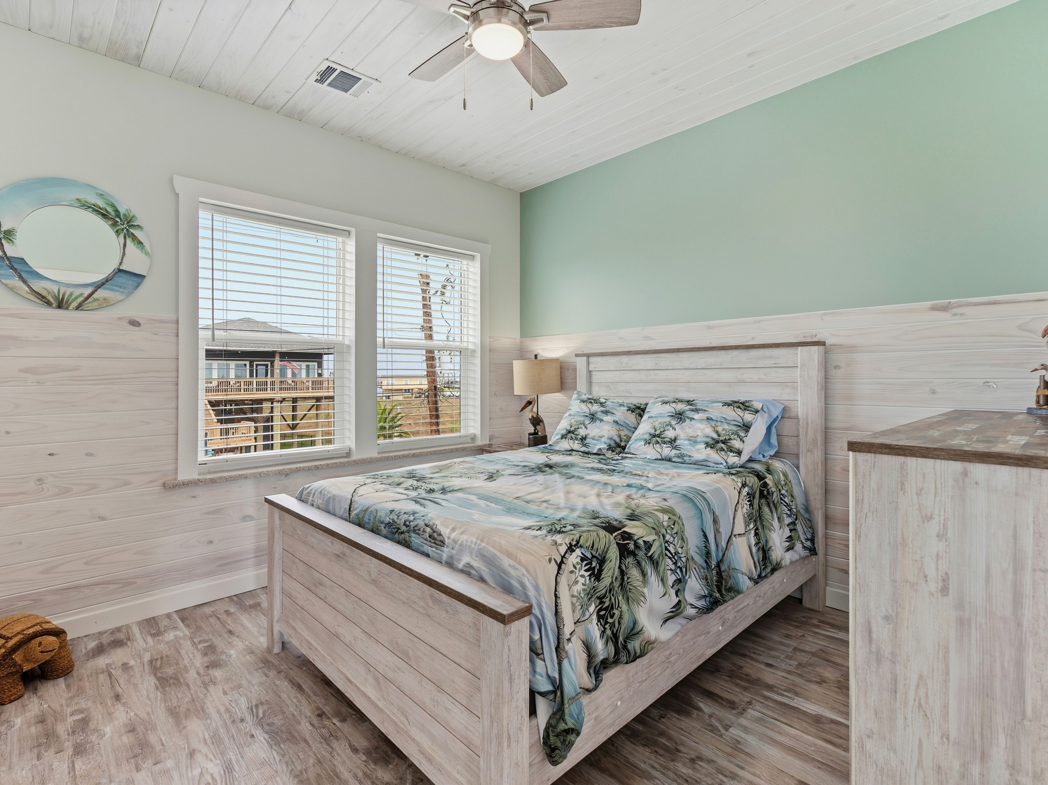 Bedroom 2 - Queen Bed