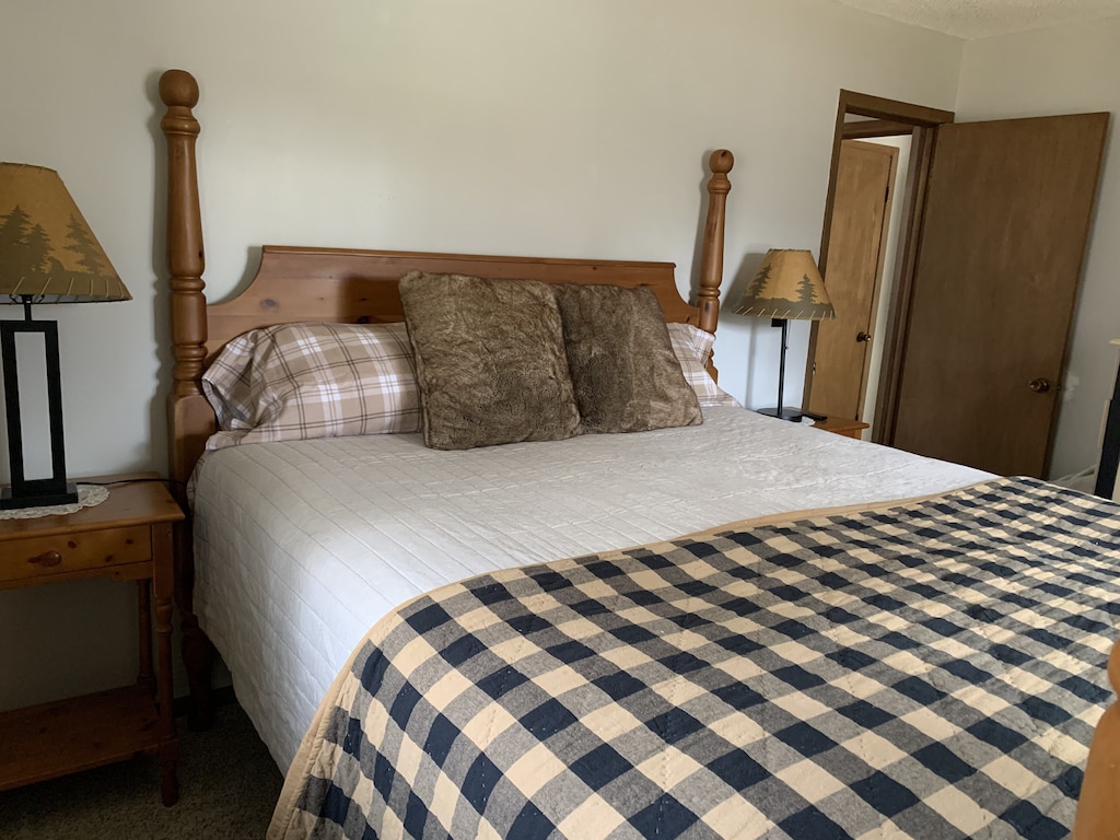 Guest room with king bed