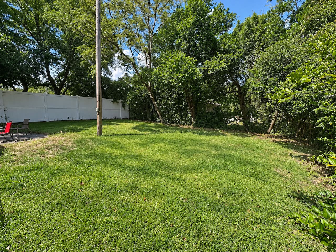 Outdoor Oasis: Expansive private yard perfect for sunbathing, pets, and unforgettable gatherings!