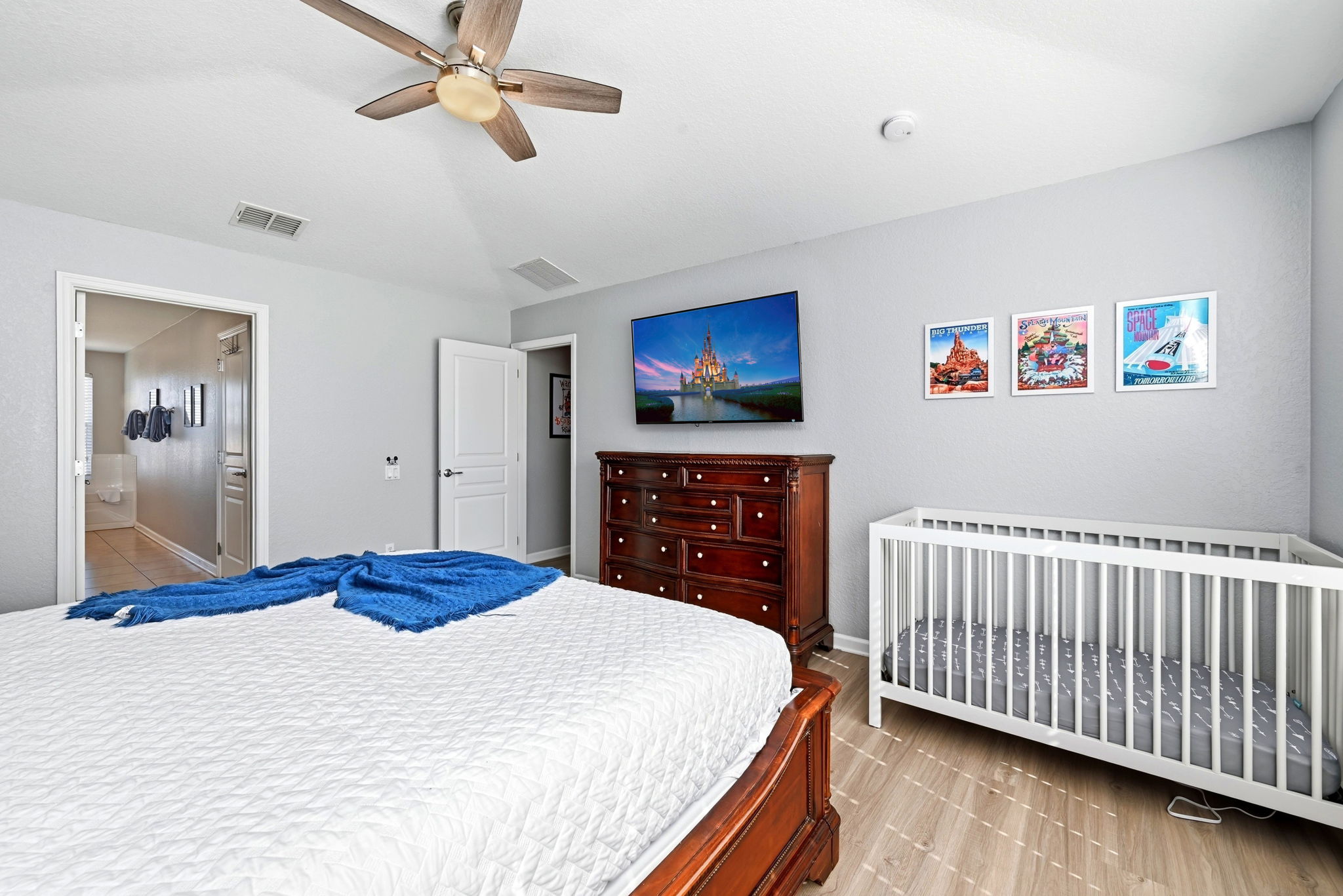 Full sized crib for your baby’s comfort