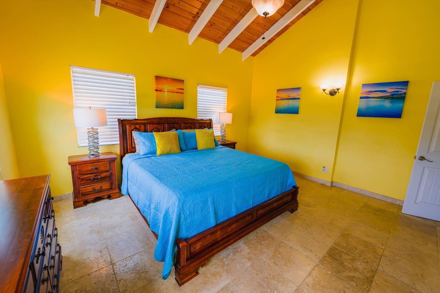 Master bedroom (angle 1)