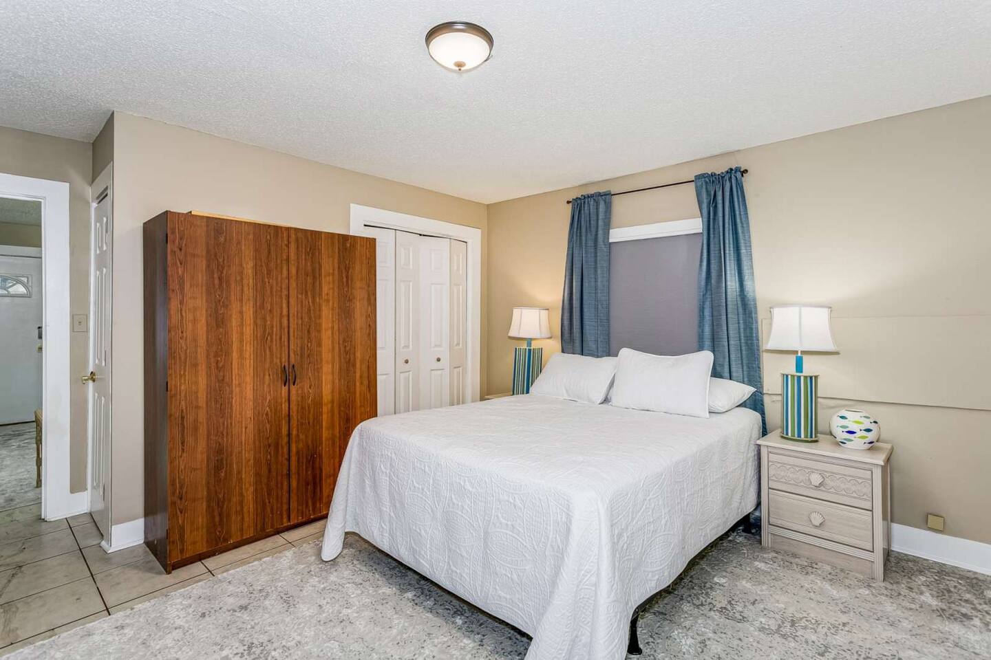 Cozy Queen-size bed