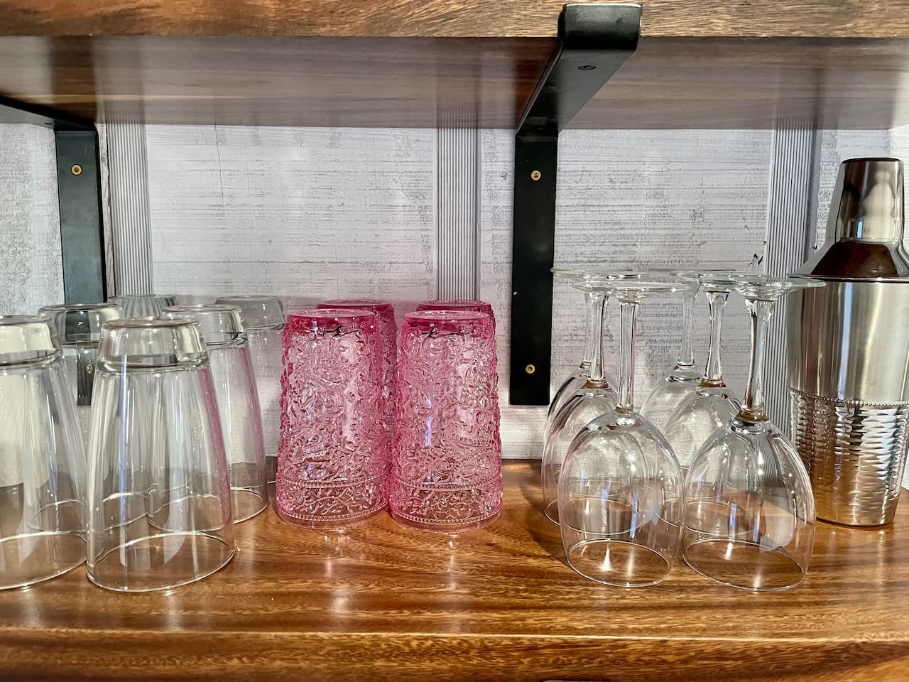 A variety of dishes and glassware are available for your use. 