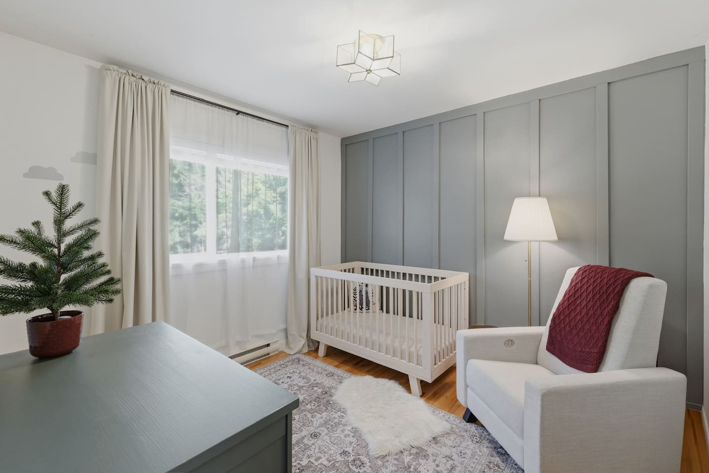 Alternative room arrangement, if desired. Toddler crib side also available. 