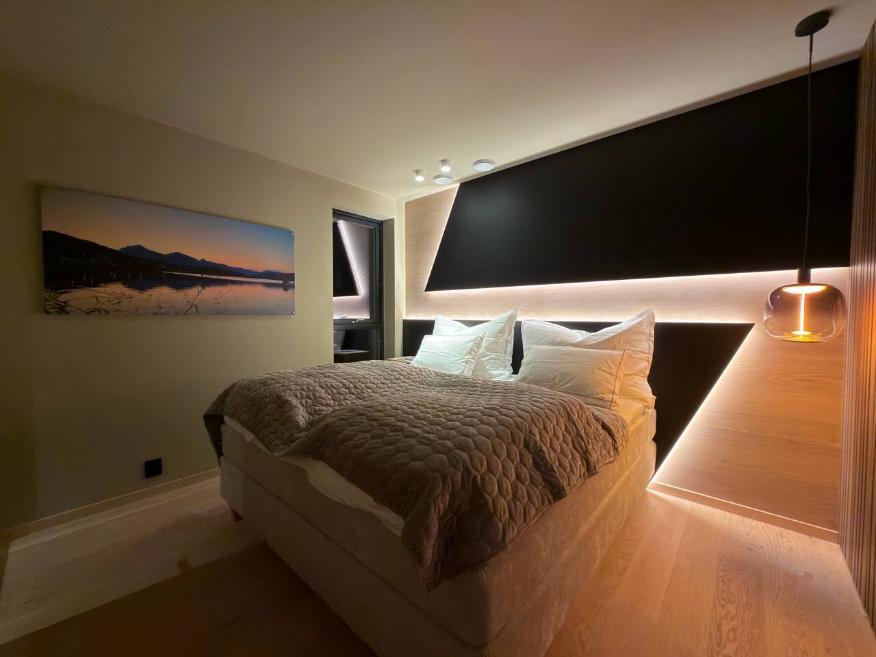 Top floor bedroom with queensize bed and private balcony with amazing view
