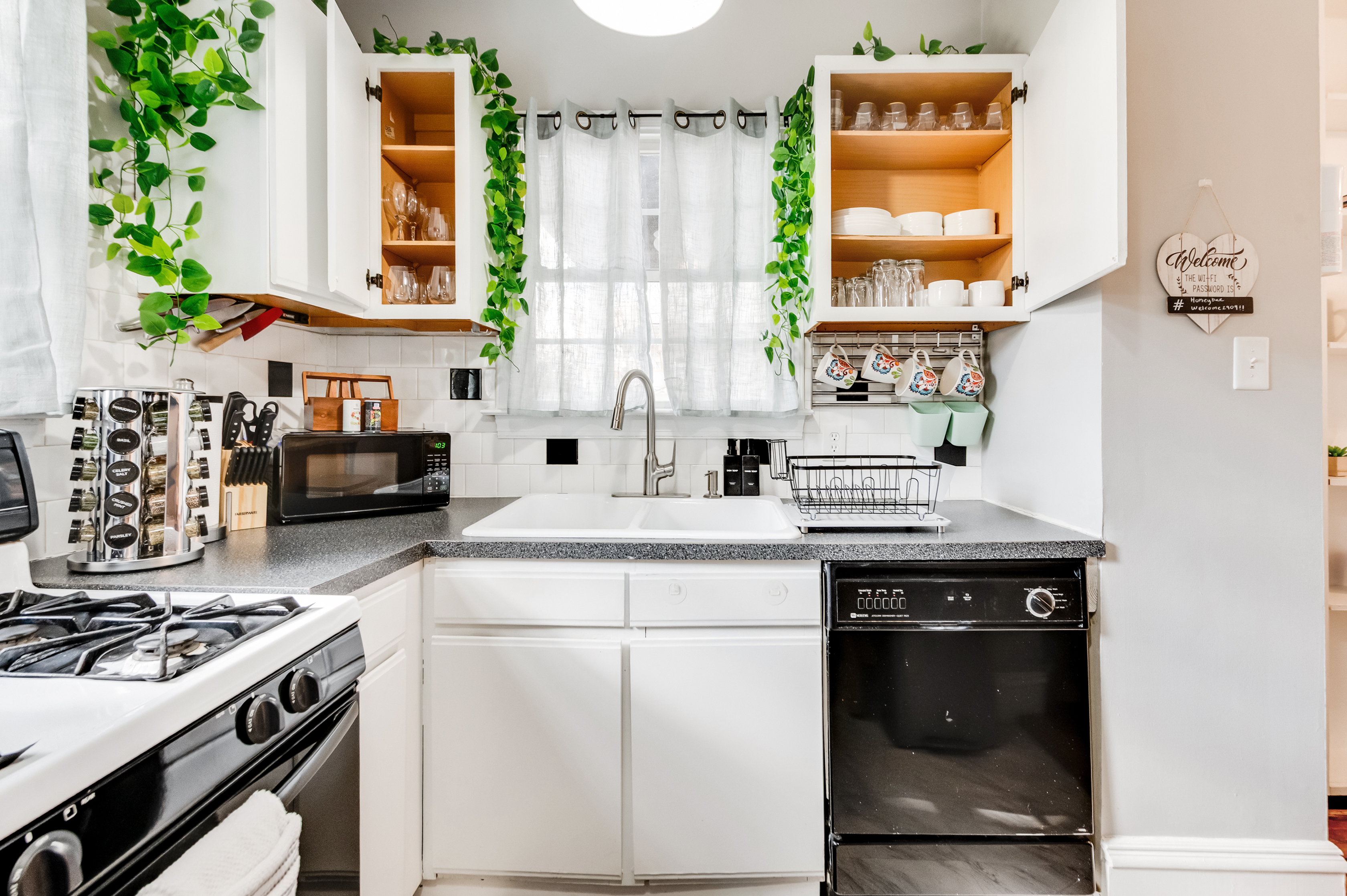 Charming Kitchen: Whip up culinary delights in this stylishly designed, well-equipped kitchen!