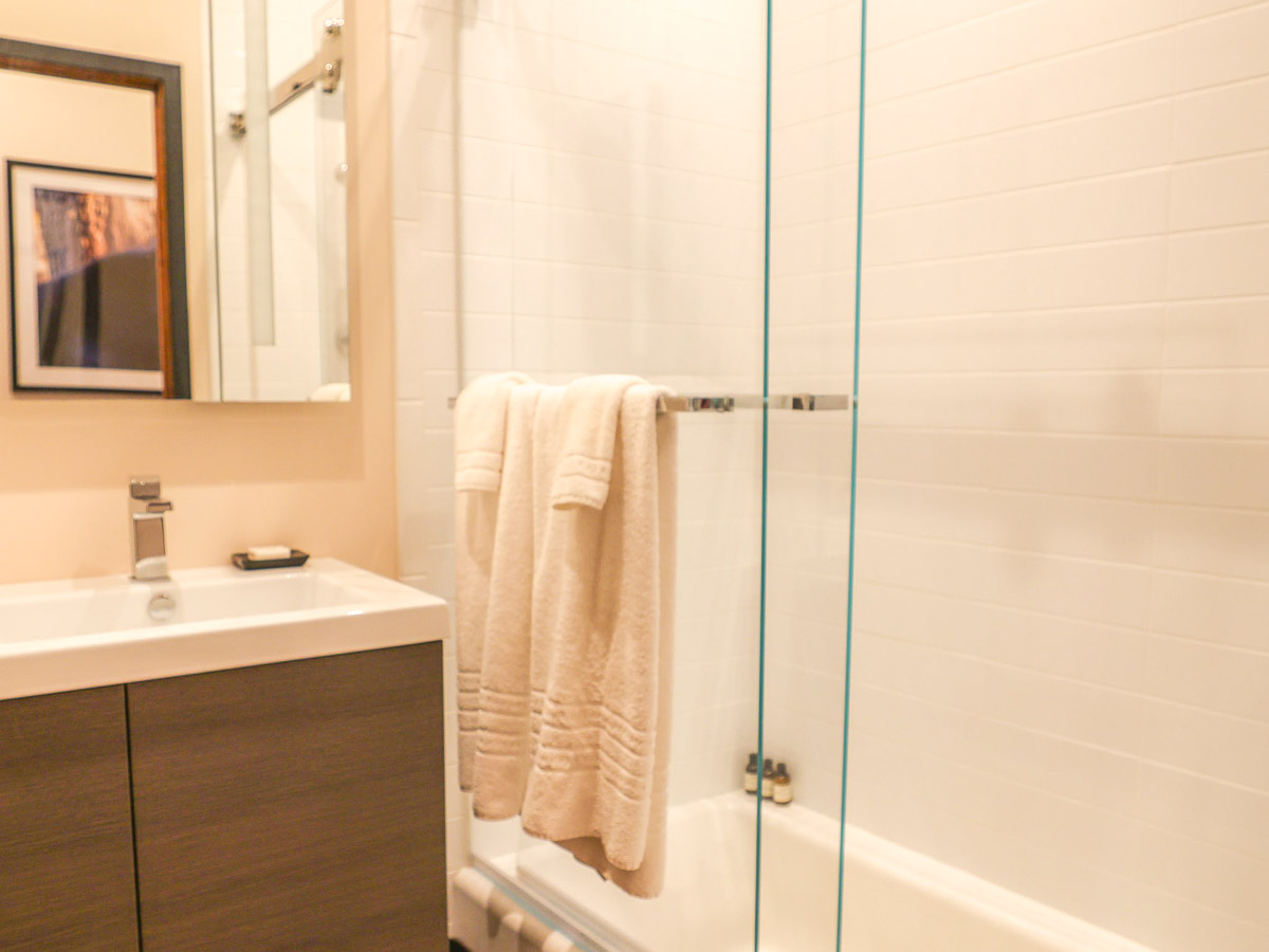 Bunk Room hallway bathroom with radiant heated floors and full-size tub and shower &mdash; Sunset Falls Berkshires