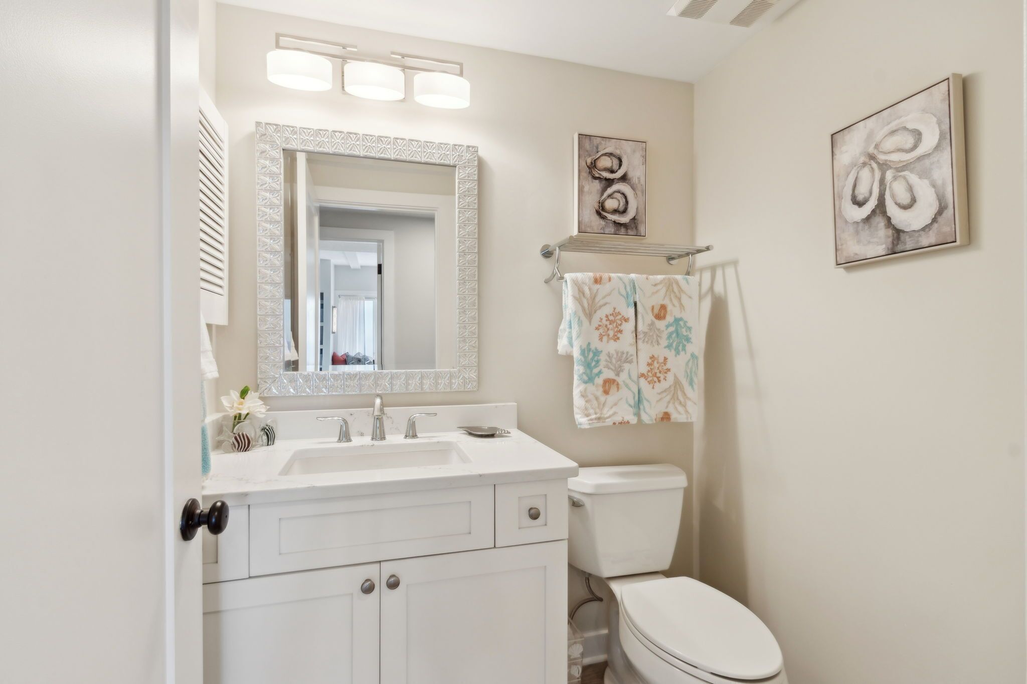 This is the 1/2 bath for Guest w/O going into BRMS