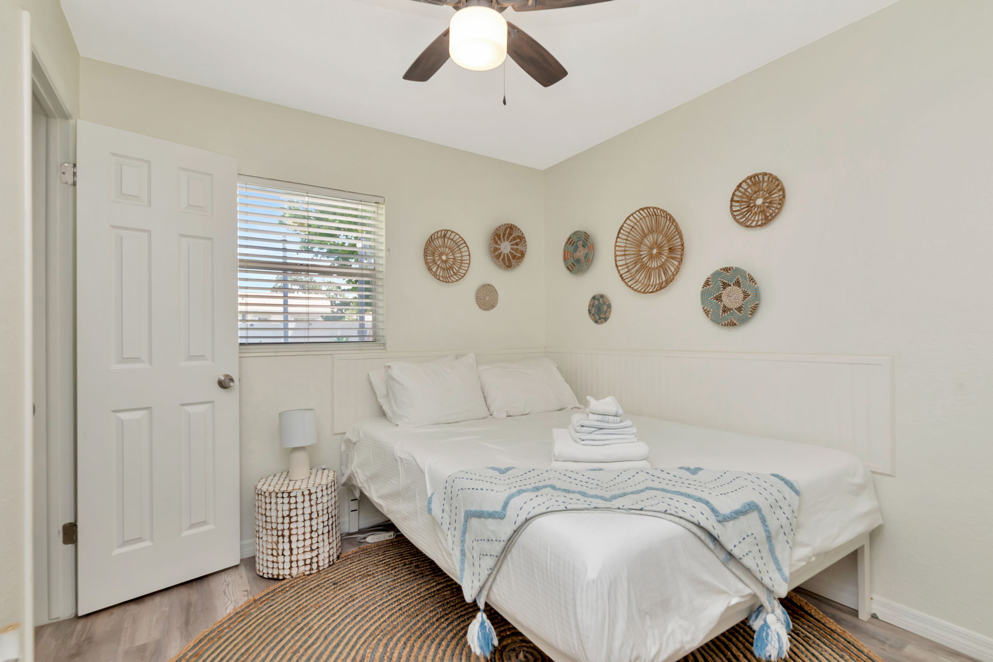 Second bedroom (queen bed)