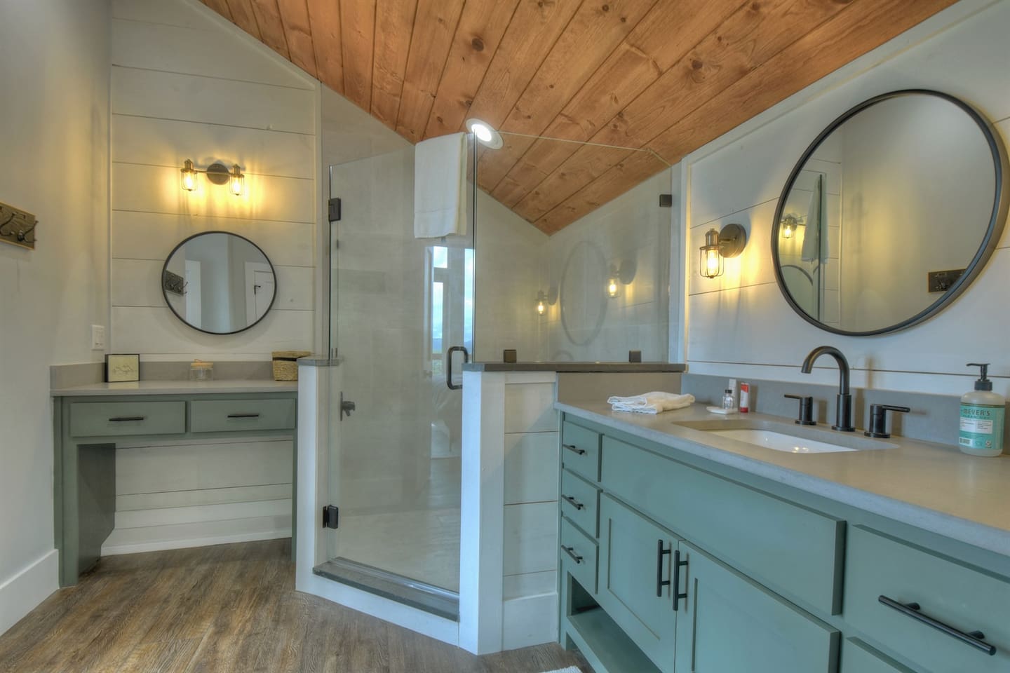 Ensuite bath with makeup mirror