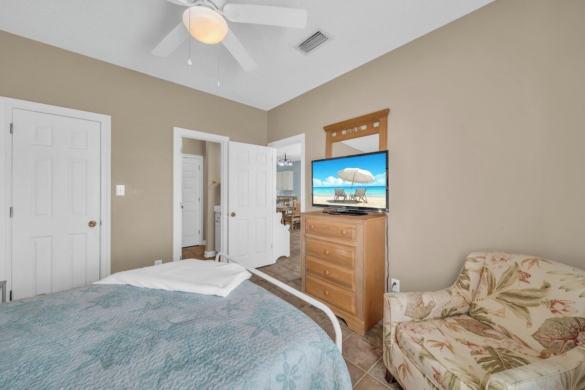 Downstairs queen bedroom, tv, attached bathroom