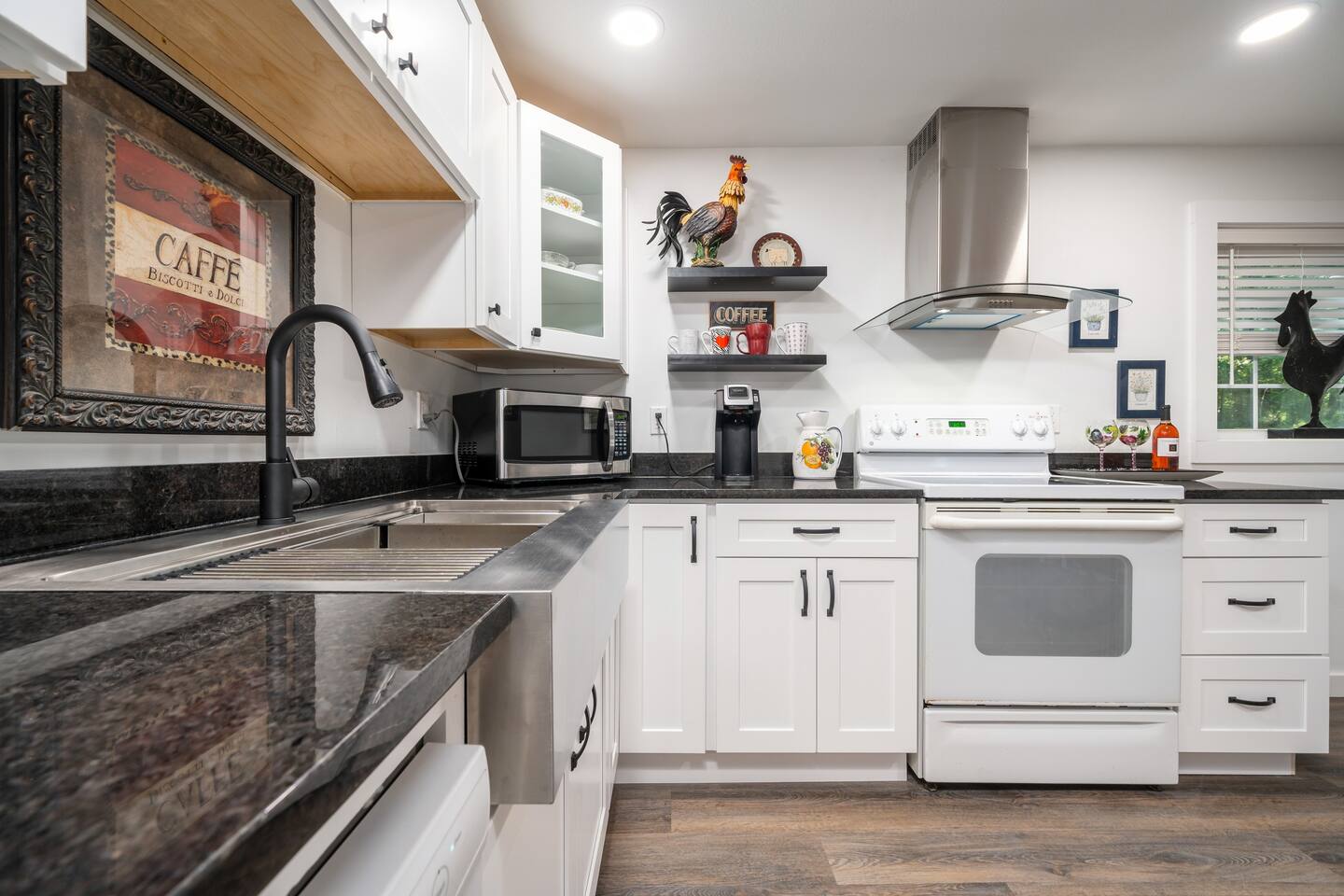 Country Farmhouse Kitchen fully equipped Farmhouse sink
