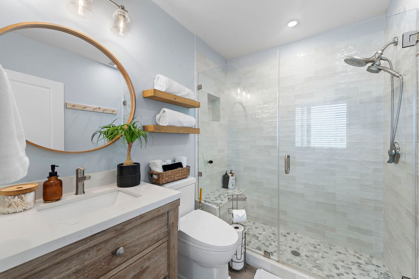 The spa-like remodeled bathroom is fully equipped with a bidet, music system and great water pressure. The building also has a water softener so the shower feels luxurious. There are also outdoor showers for use after the beach.