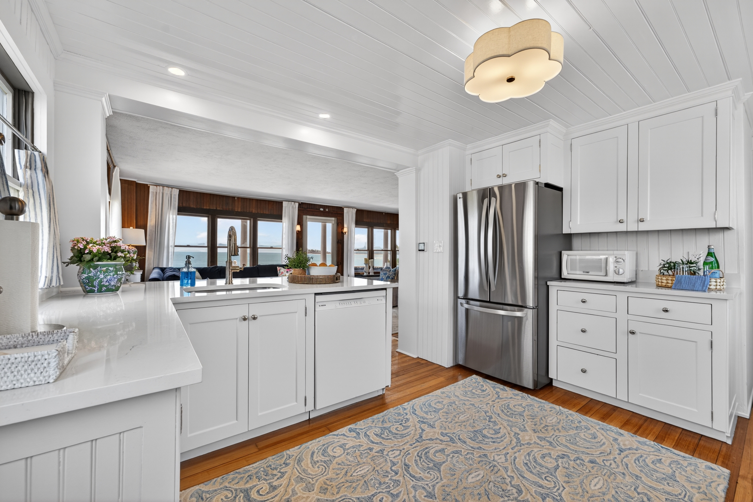 Enjoy home-cooked meals in a complete kitchen designed for convenience and connection. 🏡